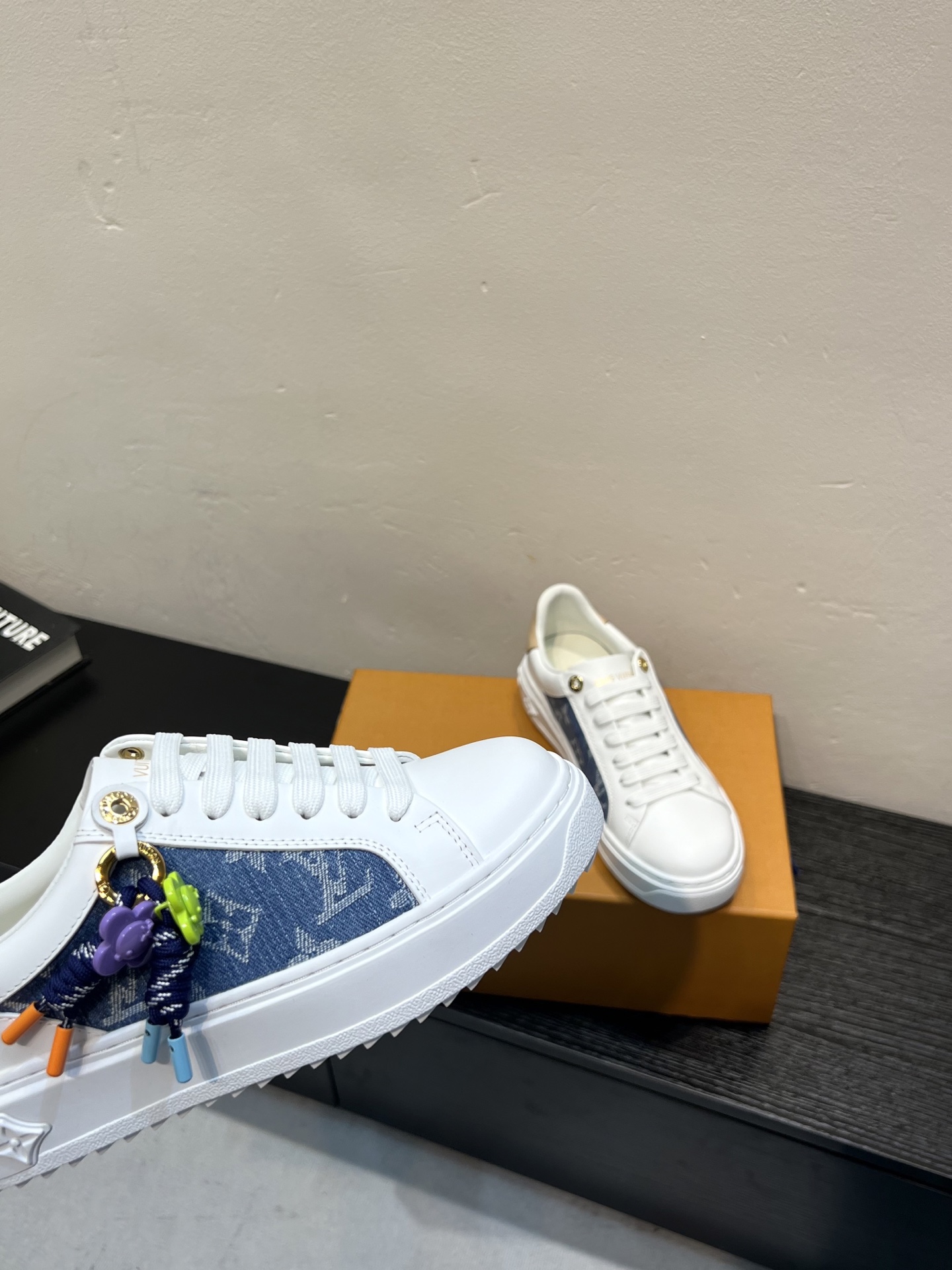 LV 高仿 女款 小白鞋 簡約側邊拼接設計 百搭休閒風| 9 LV 高仿 女款 小白鞋 簡約側邊拼接設計 百搭休閒風