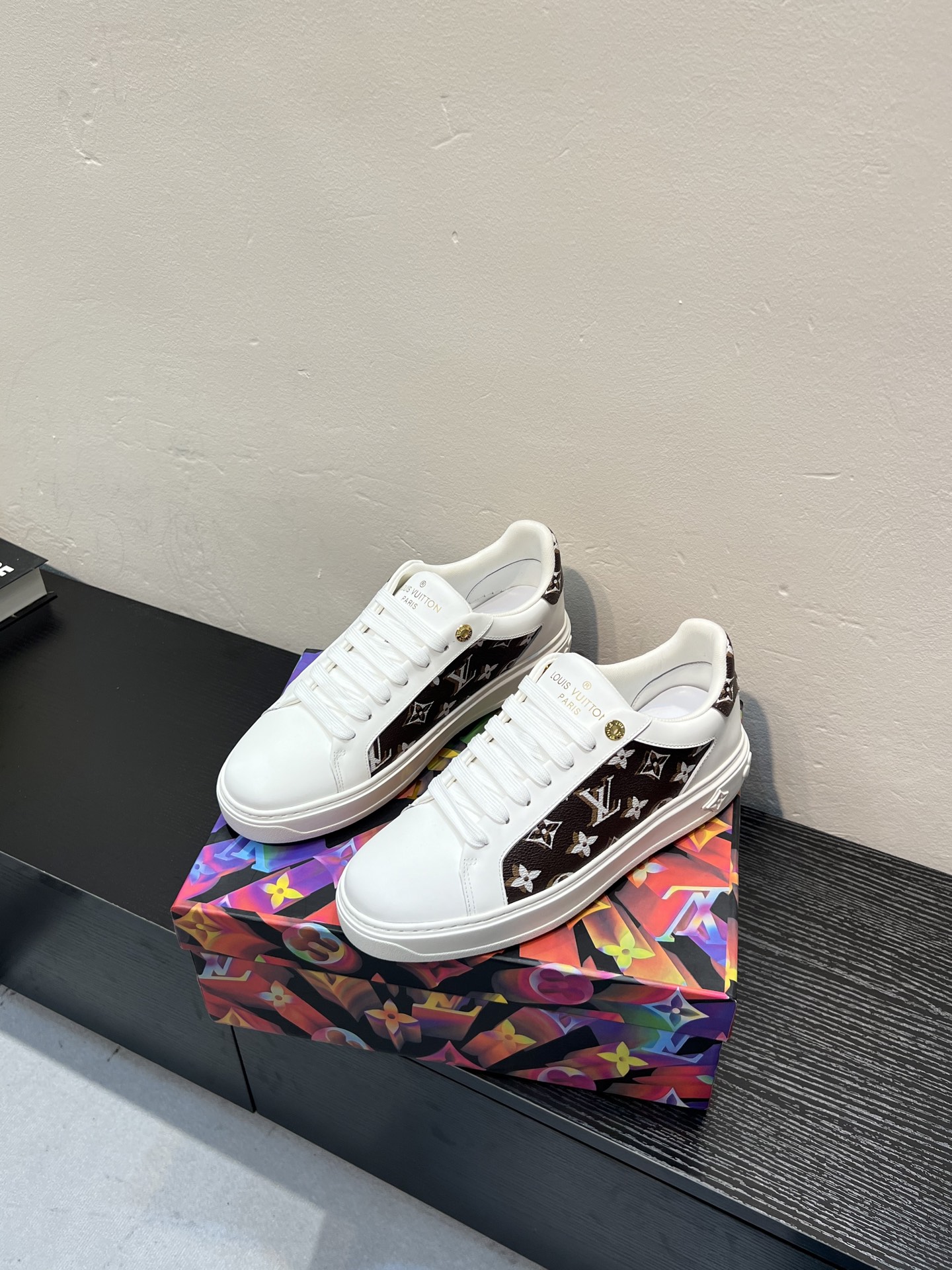 LV 高仿 女款 白色休閒鞋 經典Logo設計 百搭氣質款| 14 LV 高仿 女款 白色休閒鞋 經典Logo設計 百搭氣質款