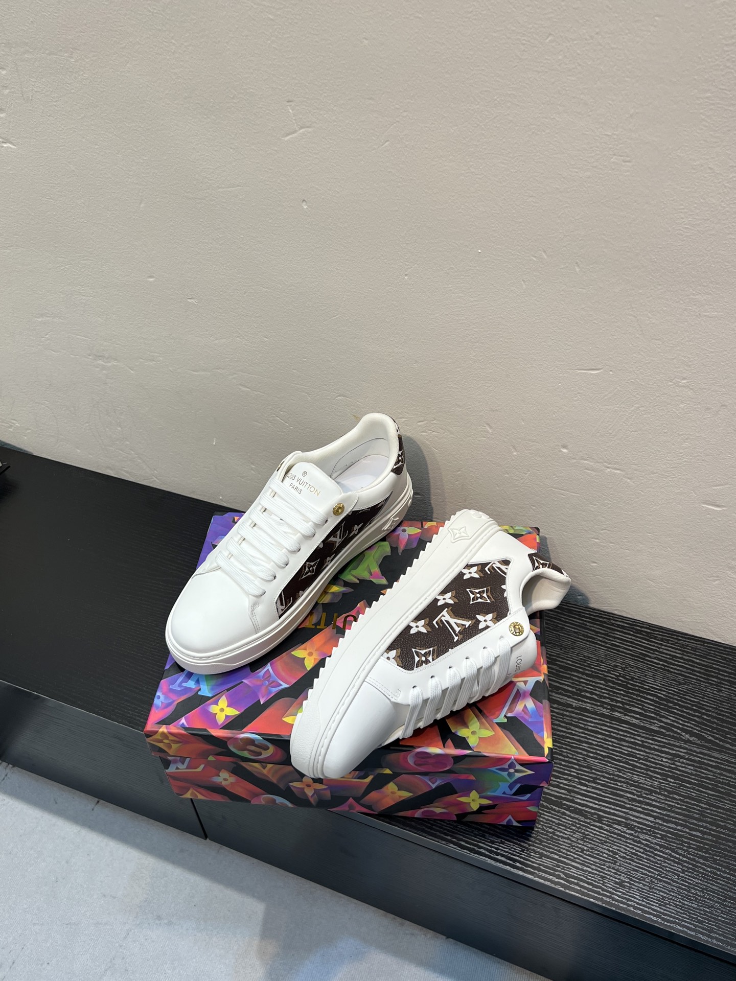 LV 高仿 女款 白色休閒鞋 經典Logo設計 百搭氣質款| 13 LV 高仿 女款 白色休閒鞋 經典Logo設計 百搭氣質款