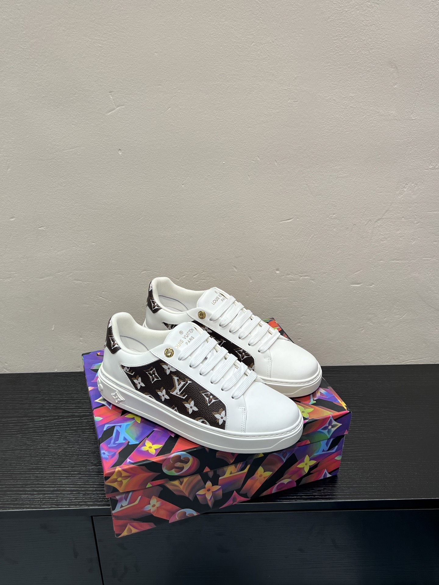 LV 高仿 女款 白色休閒鞋 經典Logo設計 百搭氣質款| 12 LV 高仿 女款 白色休閒鞋 經典Logo設計 百搭氣質款