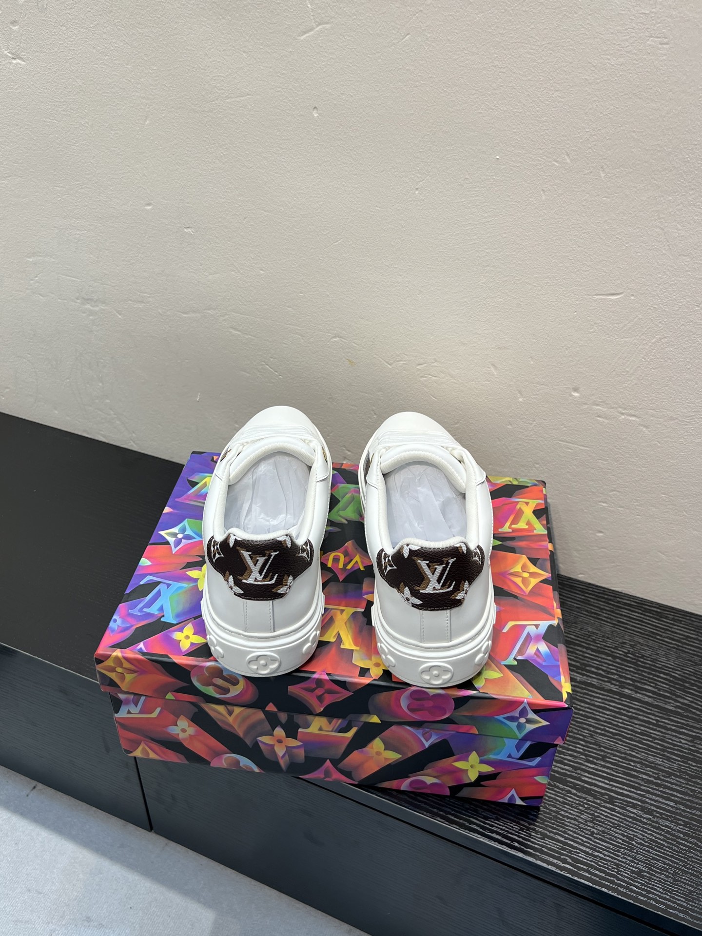LV 高仿 女款 白色休閒鞋 經典Logo設計 百搭氣質款| 11 LV 高仿 女款 白色休閒鞋 經典Logo設計 百搭氣質款
