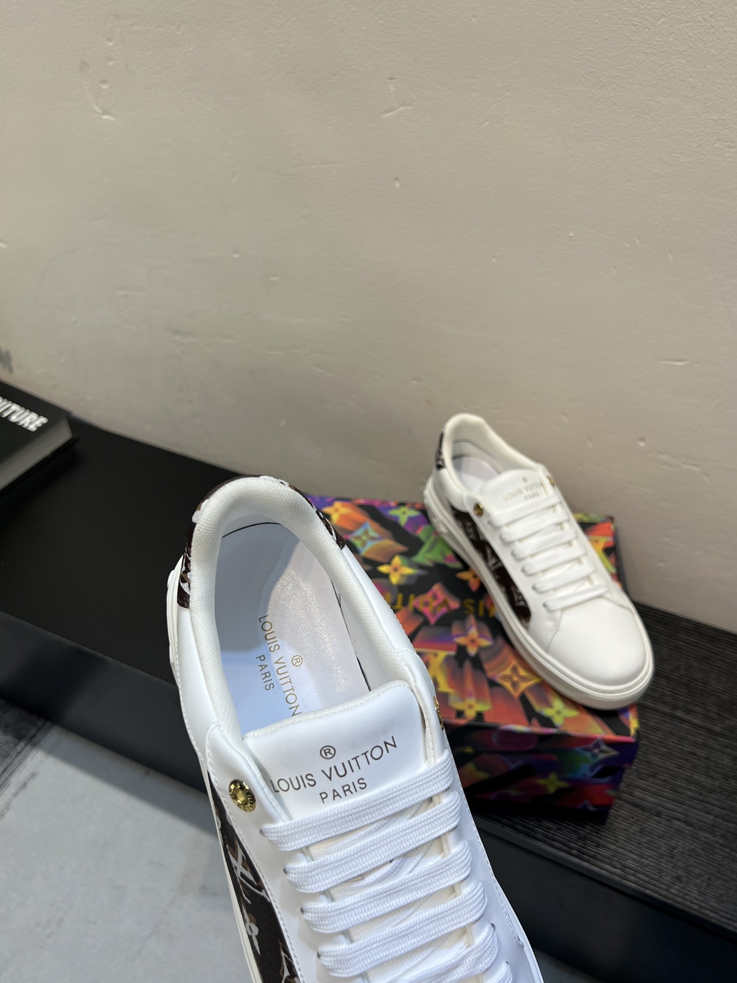 LV 高仿 女款 白色休閒鞋 經典Logo設計 百搭氣質款| 10 LV 高仿 女款 白色休閒鞋 經典Logo設計 百搭氣質款