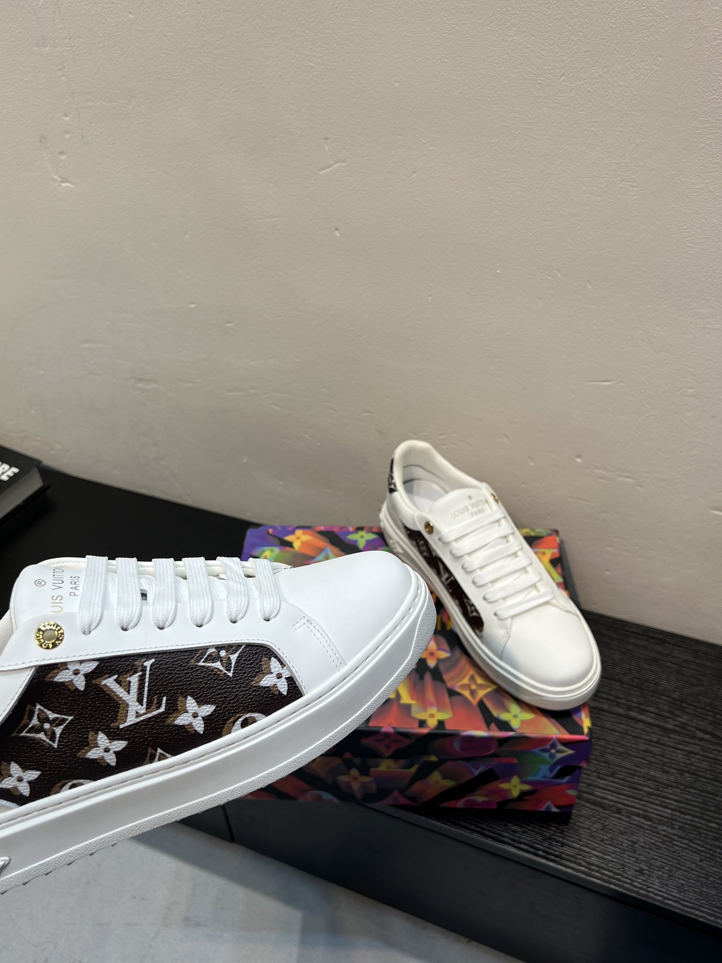 LV 高仿 女款 白色休閒鞋 經典Logo設計 百搭氣質款| 9 LV 高仿 女款 白色休閒鞋 經典Logo設計 百搭氣質款