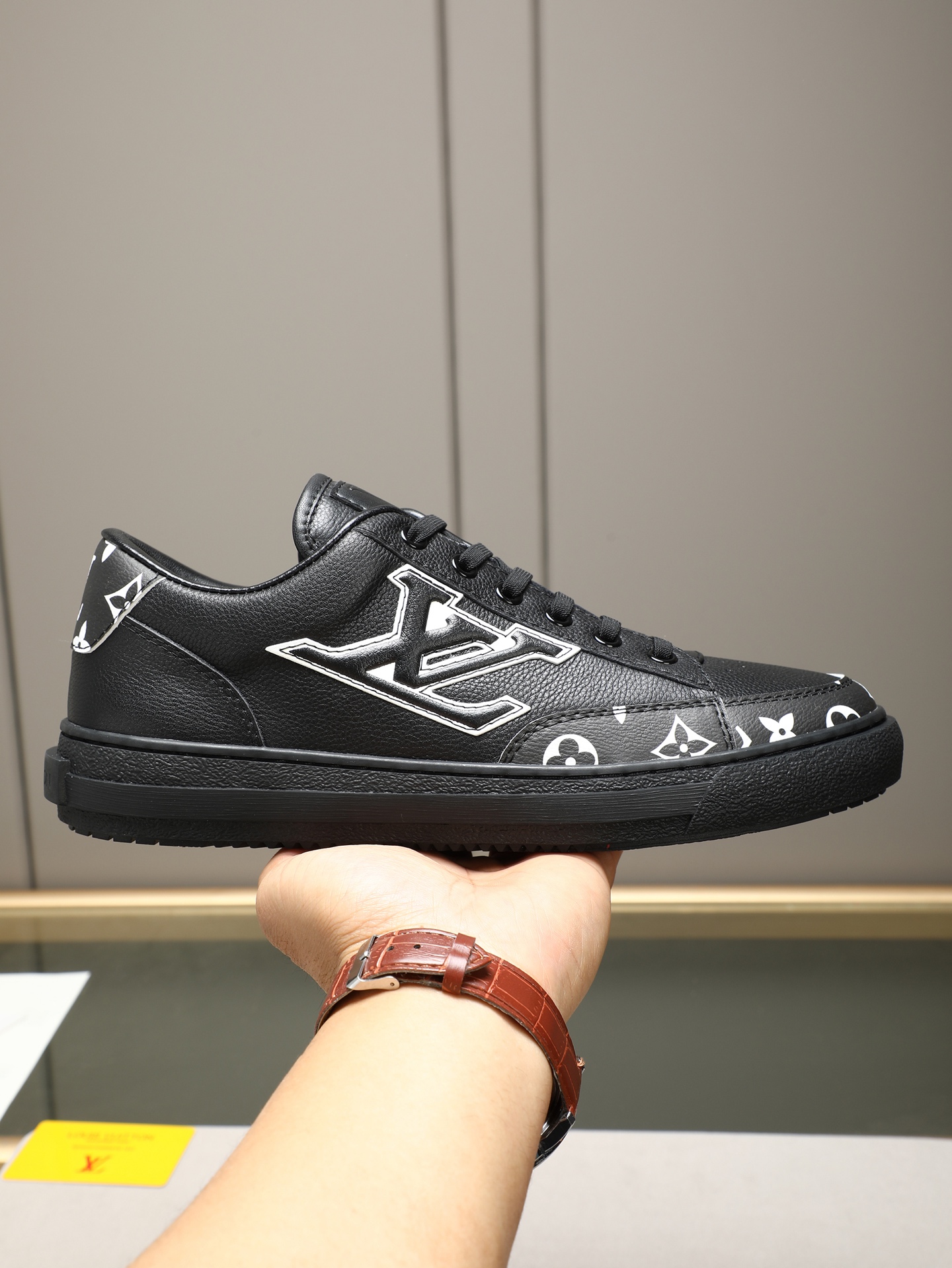 LV 一比一 男款 黑色Logo板鞋 潮流印花設計 百搭款| 14 LV 一比一 男款 黑色Logo板鞋 潮流印花設計 百搭款