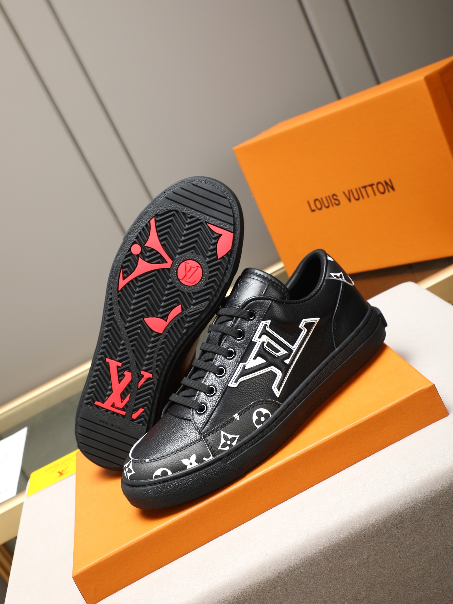 LV 一比一 男款 黑色Logo板鞋 潮流印花設計 百搭款| 13 LV 一比一 男款 黑色Logo板鞋 潮流印花設計 百搭款