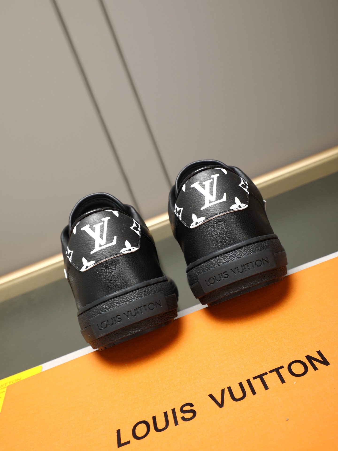 LV 一比一 男款 黑色Logo板鞋 潮流印花設計 百搭款| 11 LV 一比一 男款 黑色Logo板鞋 潮流印花設計 百搭款
