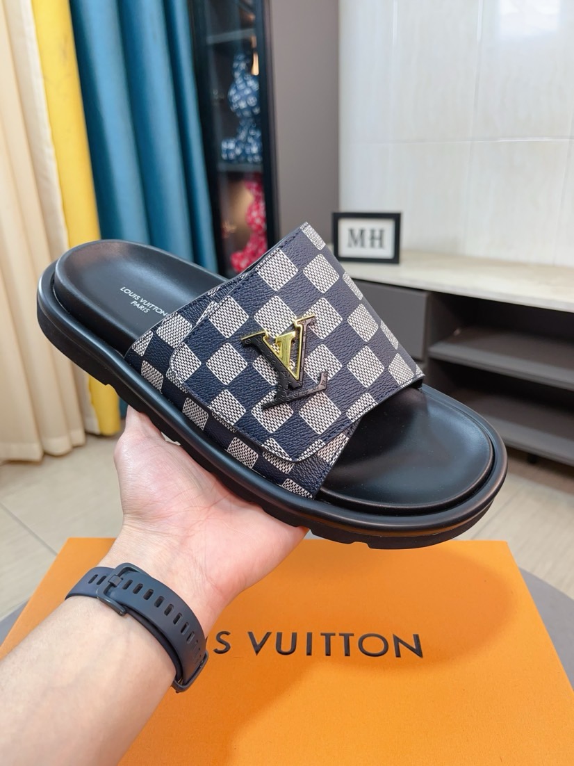 LV 一比一 男款 Damier金屬LV標休閒拖鞋 深灰質感款 潮流設計| 12 LV 一比一 男款 Damier金屬LV標休閒拖鞋 深灰質感款 潮流設計