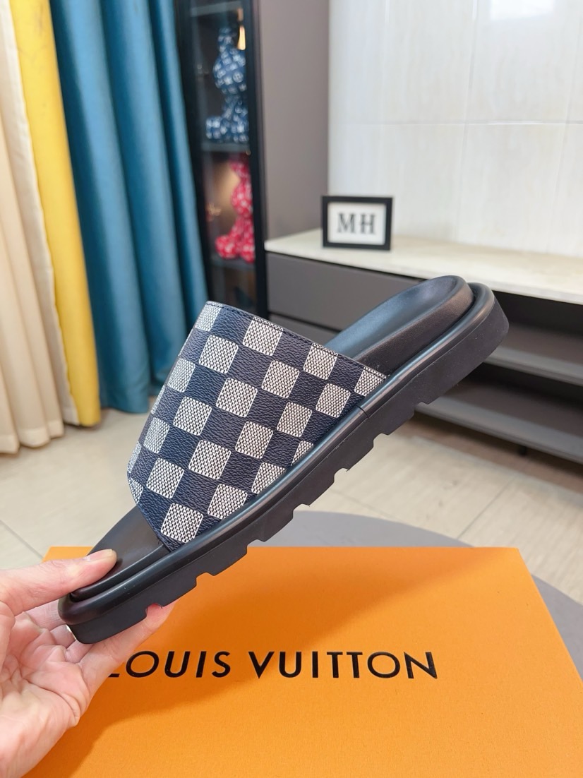 LV 一比一 男款 Damier金屬LV標休閒拖鞋 深灰質感款 潮流設計| 10 LV 一比一 男款 Damier金屬LV標休閒拖鞋 深灰質感款 潮流設計
