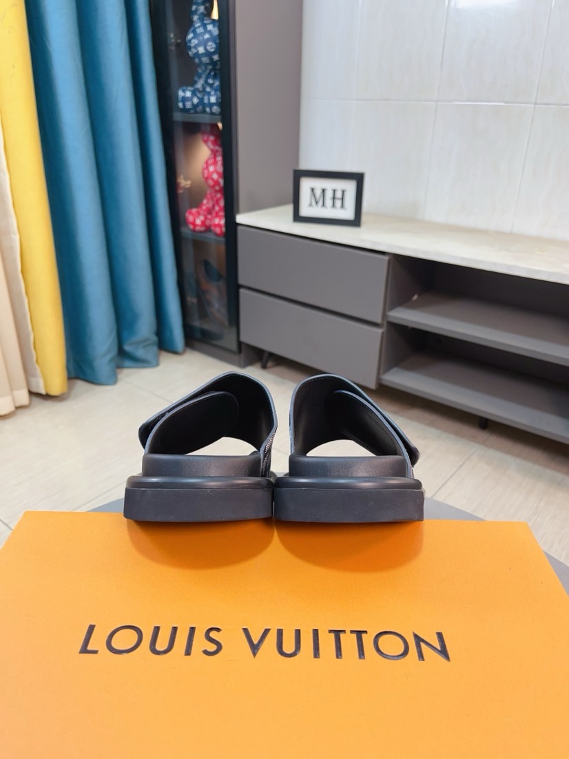 LV 一比一 男款 Damier金屬LV標休閒拖鞋 深灰質感款 潮流設計| 15 LV 一比一 男款 Damier金屬LV標休閒拖鞋 深灰質感款 潮流設計