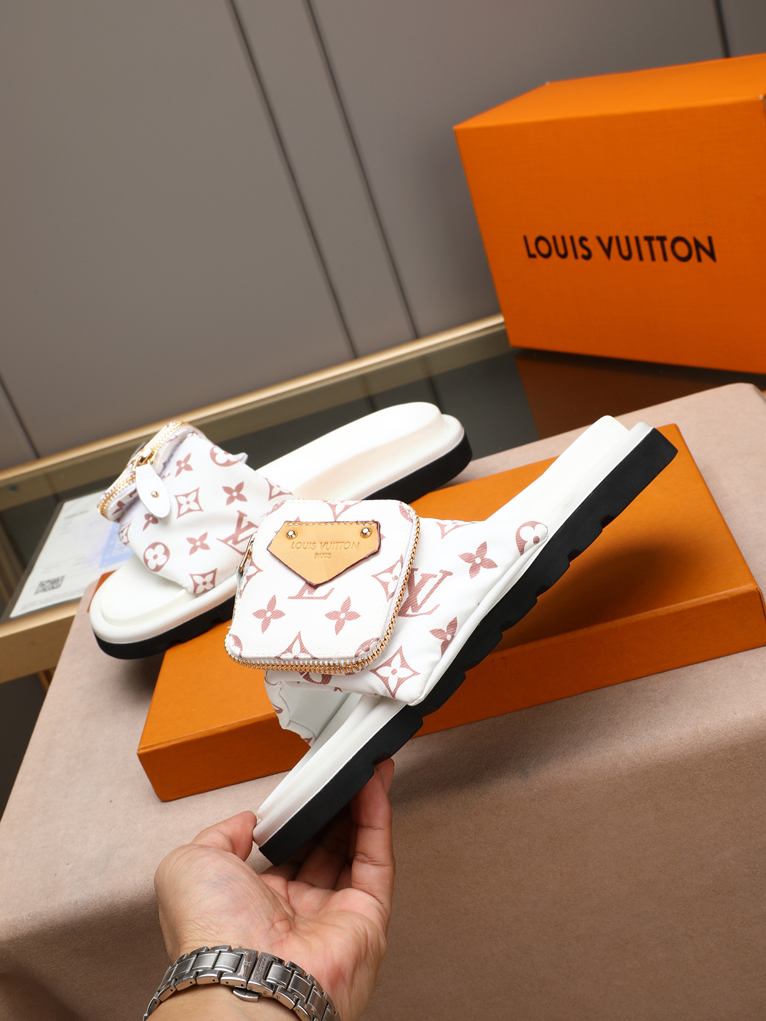 LV A貨 男款 Monogram彩色印花休閒拖鞋 黑底潮流款 輕奢風格| 14 LV A貨 男款 Monogram彩色印花休閒拖鞋 黑底潮流款 輕奢風格