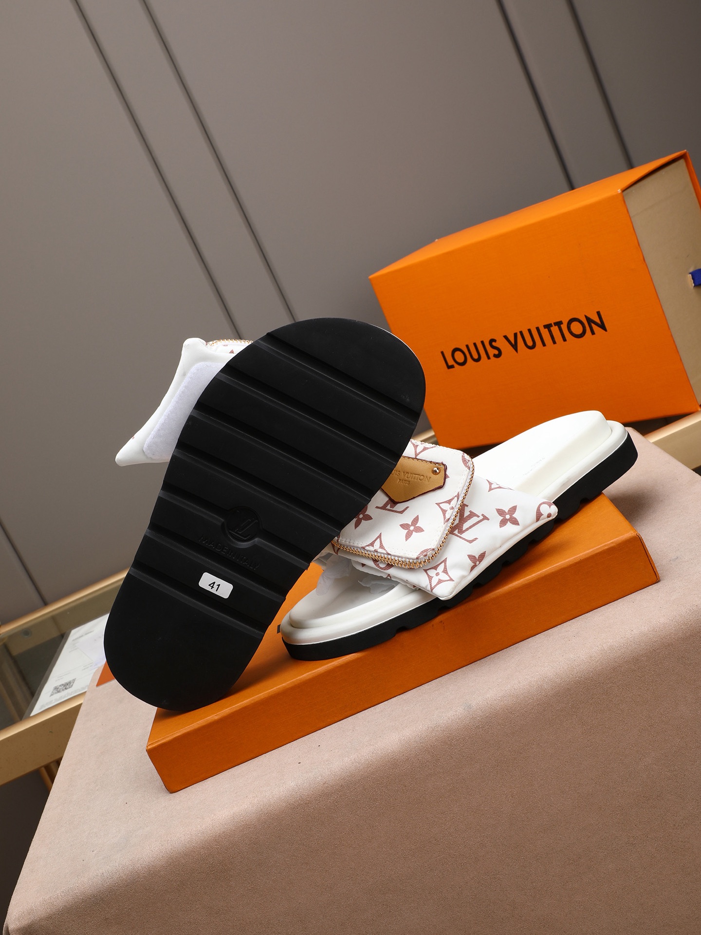 LV A貨 男款 Monogram彩色印花休閒拖鞋 黑底潮流款 輕奢風格| 13 LV A貨 男款 Monogram彩色印花休閒拖鞋 黑底潮流款 輕奢風格