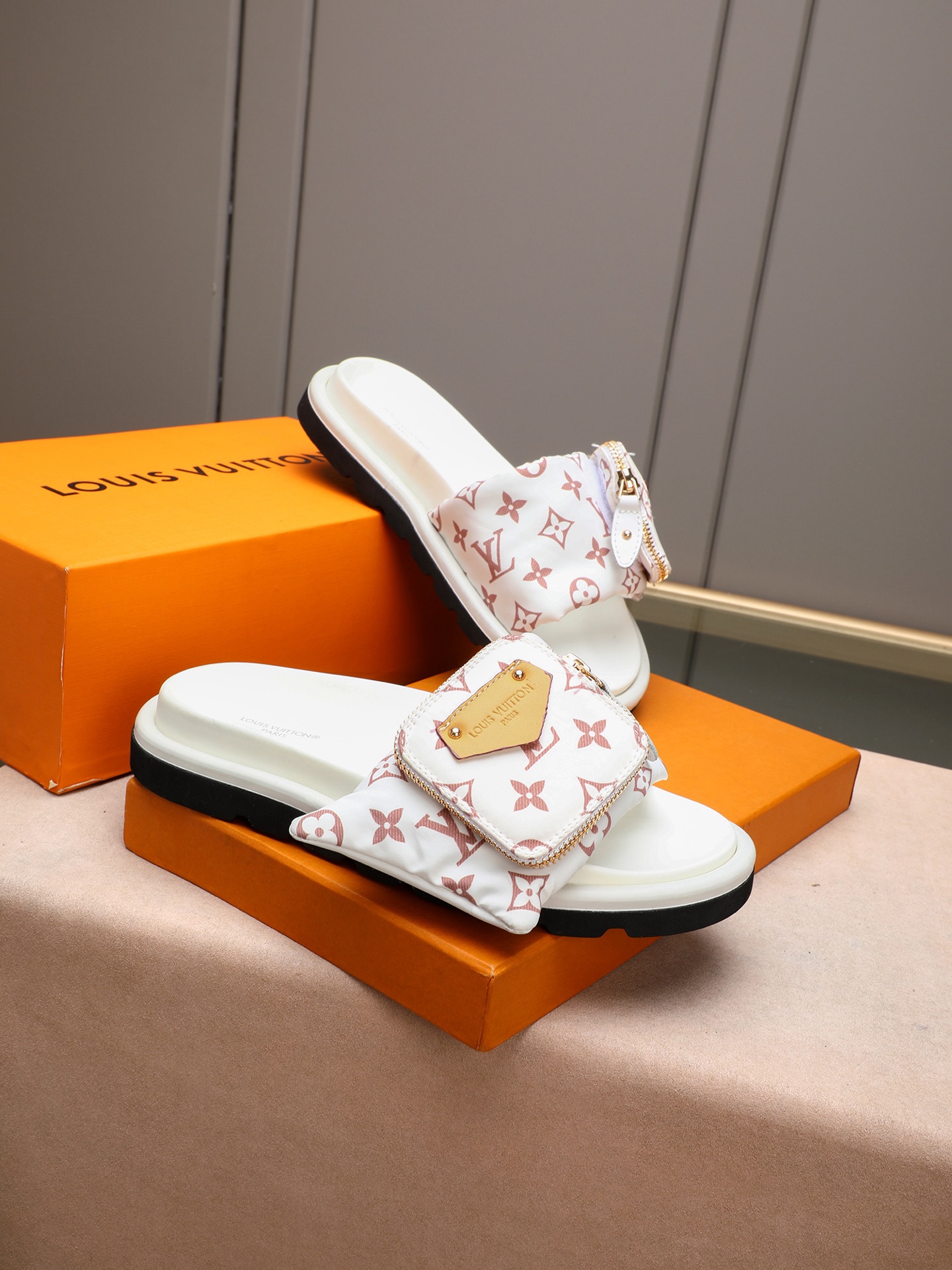 LV A貨 男款 Monogram彩色印花休閒拖鞋 黑底潮流款 輕奢風格| 12 LV A貨 男款 Monogram彩色印花休閒拖鞋 黑底潮流款 輕奢風格