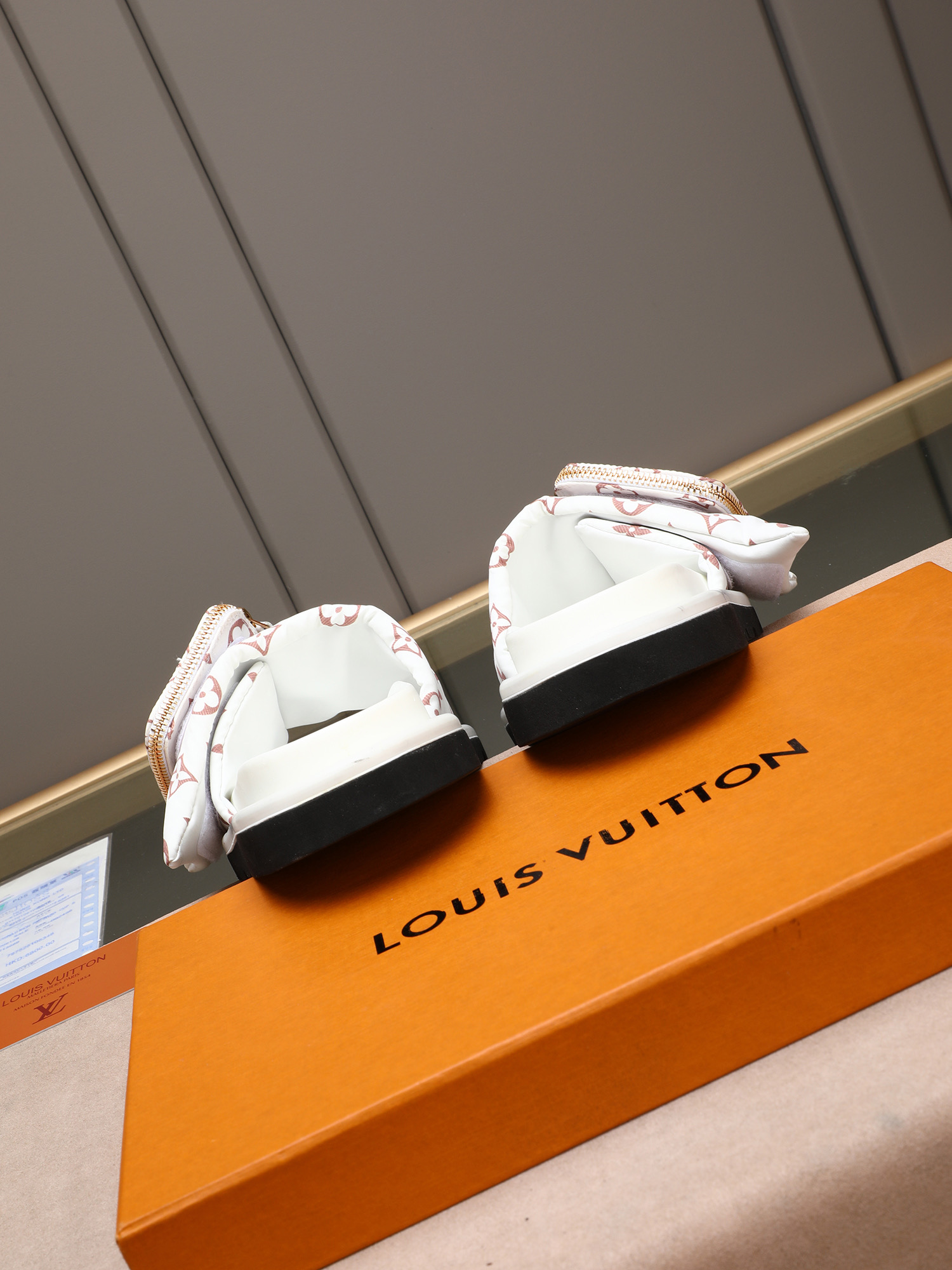 LV A貨 男款 Monogram彩色印花休閒拖鞋 黑底潮流款 輕奢風格| 11 LV A貨 男款 Monogram彩色印花休閒拖鞋 黑底潮流款 輕奢風格