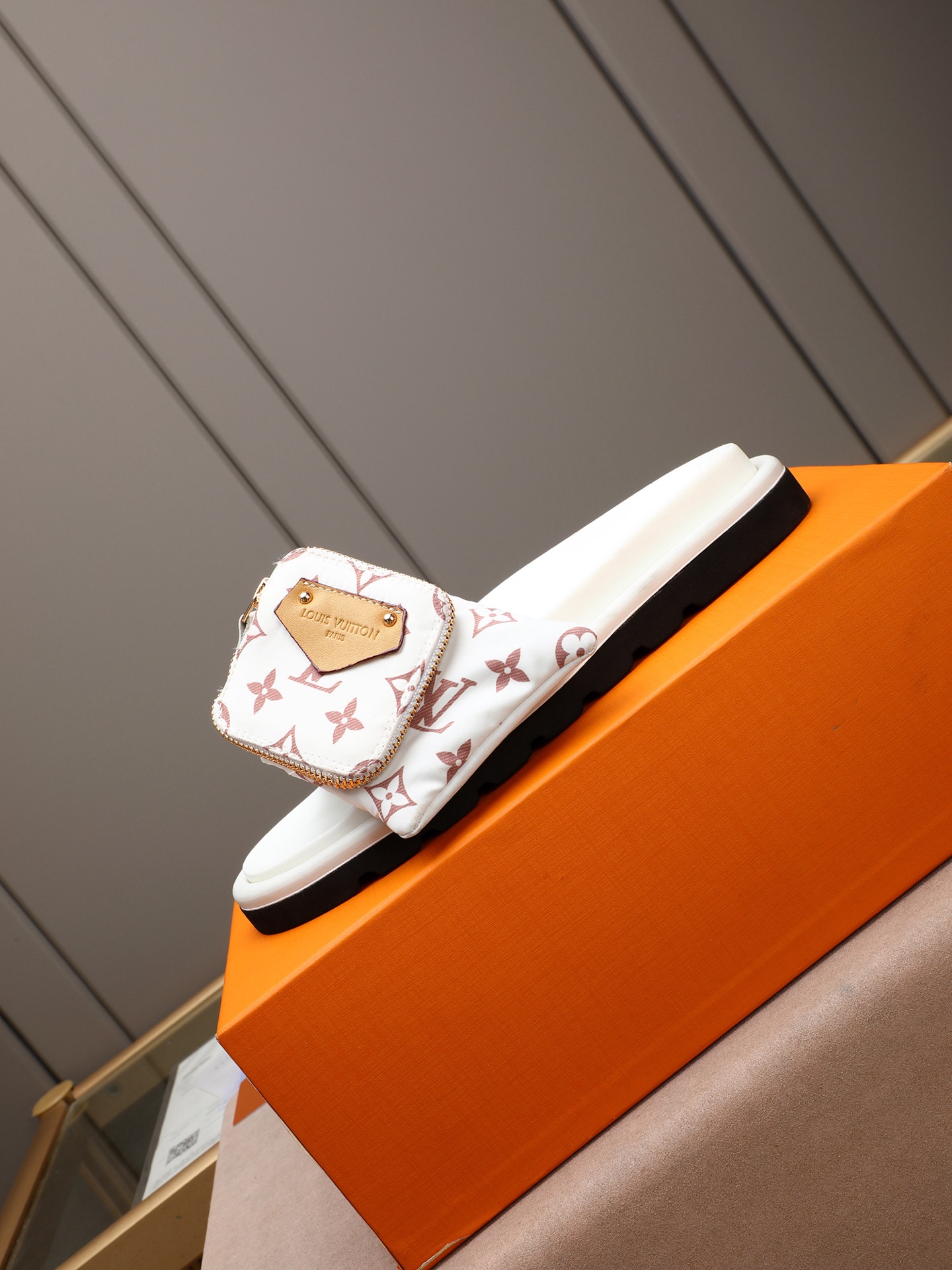 LV A貨 男款 Monogram彩色印花休閒拖鞋 黑底潮流款 輕奢風格| 10 LV A貨 男款 Monogram彩色印花休閒拖鞋 黑底潮流款 輕奢風格