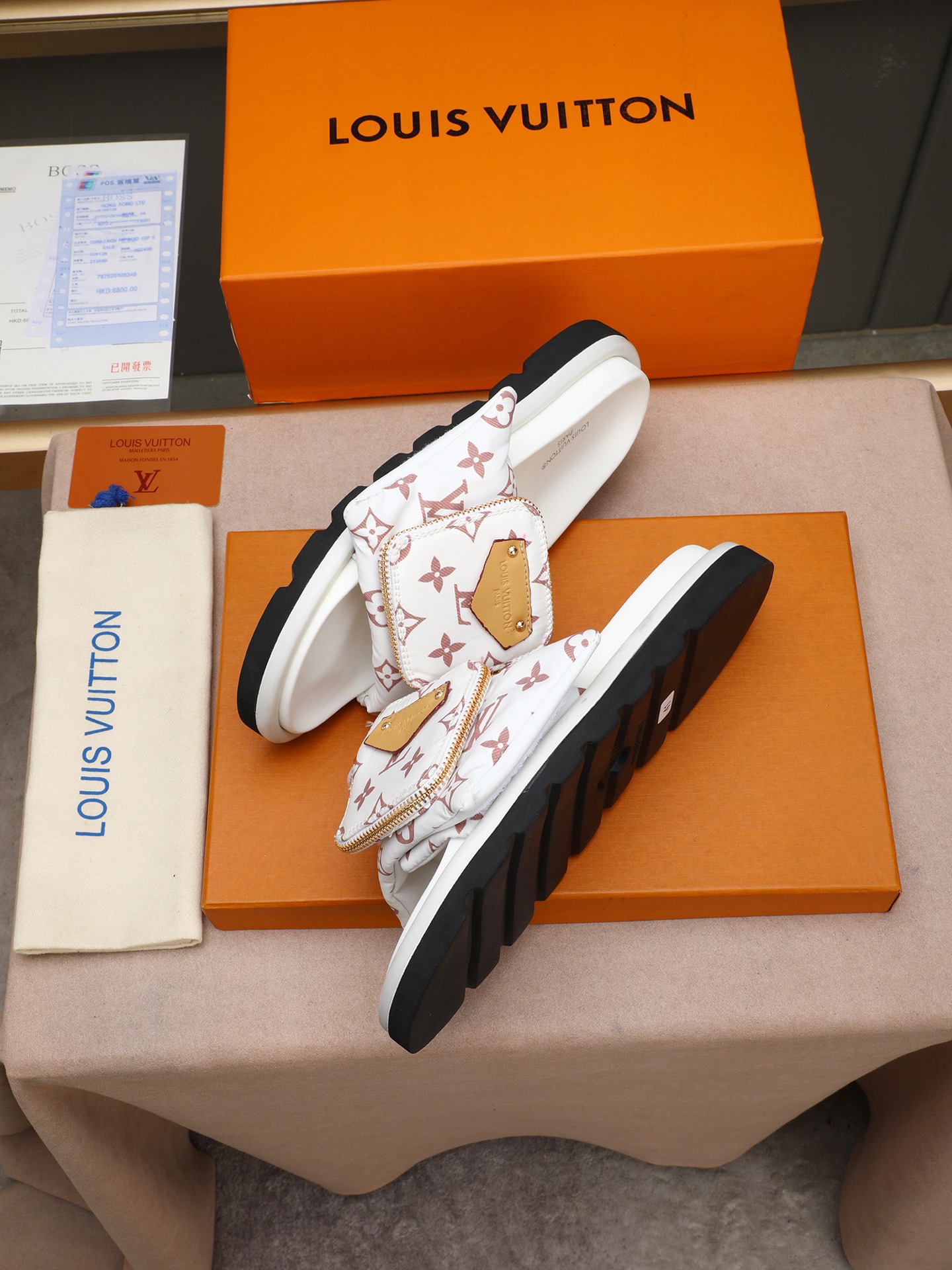 LV A貨 男款 Monogram彩色印花休閒拖鞋 黑底潮流款 輕奢風格| 9 LV A貨 男款 Monogram彩色印花休閒拖鞋 黑底潮流款 輕奢風格