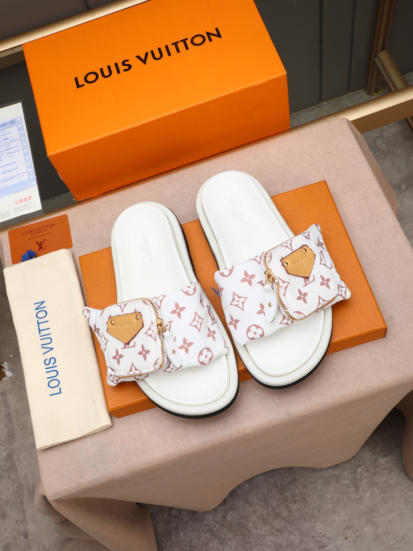 LV A貨 男款 Monogram彩色印花休閒拖鞋 黑底潮流款 輕奢風格| 8 LV A貨 男款 Monogram彩色印花休閒拖鞋 黑底潮流款 輕奢風格