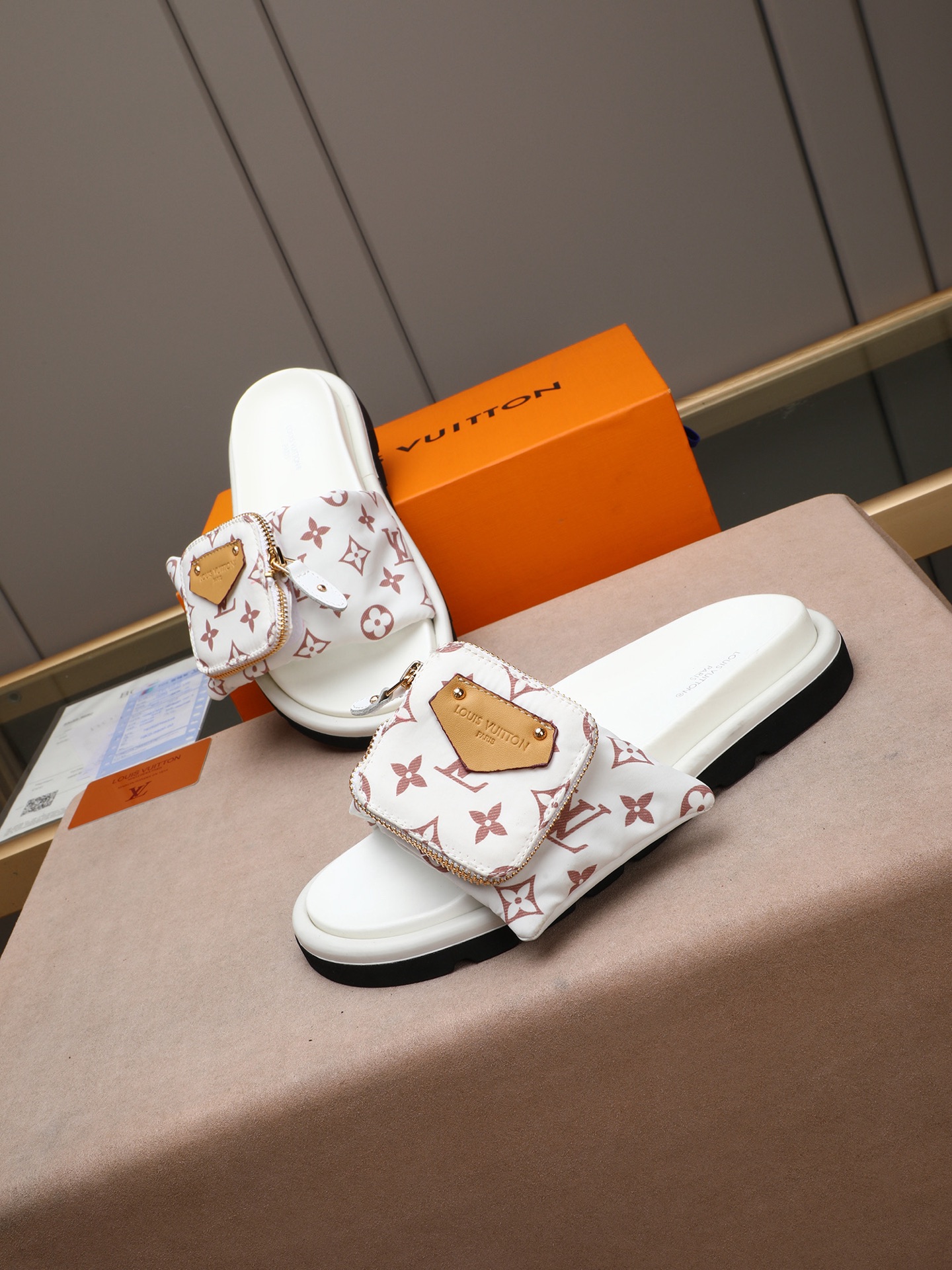 LV A貨 男款 Monogram彩色印花休閒拖鞋 黑底潮流款 輕奢風格| 7 LV A貨 男款 Monogram彩色印花休閒拖鞋 黑底潮流款 輕奢風格