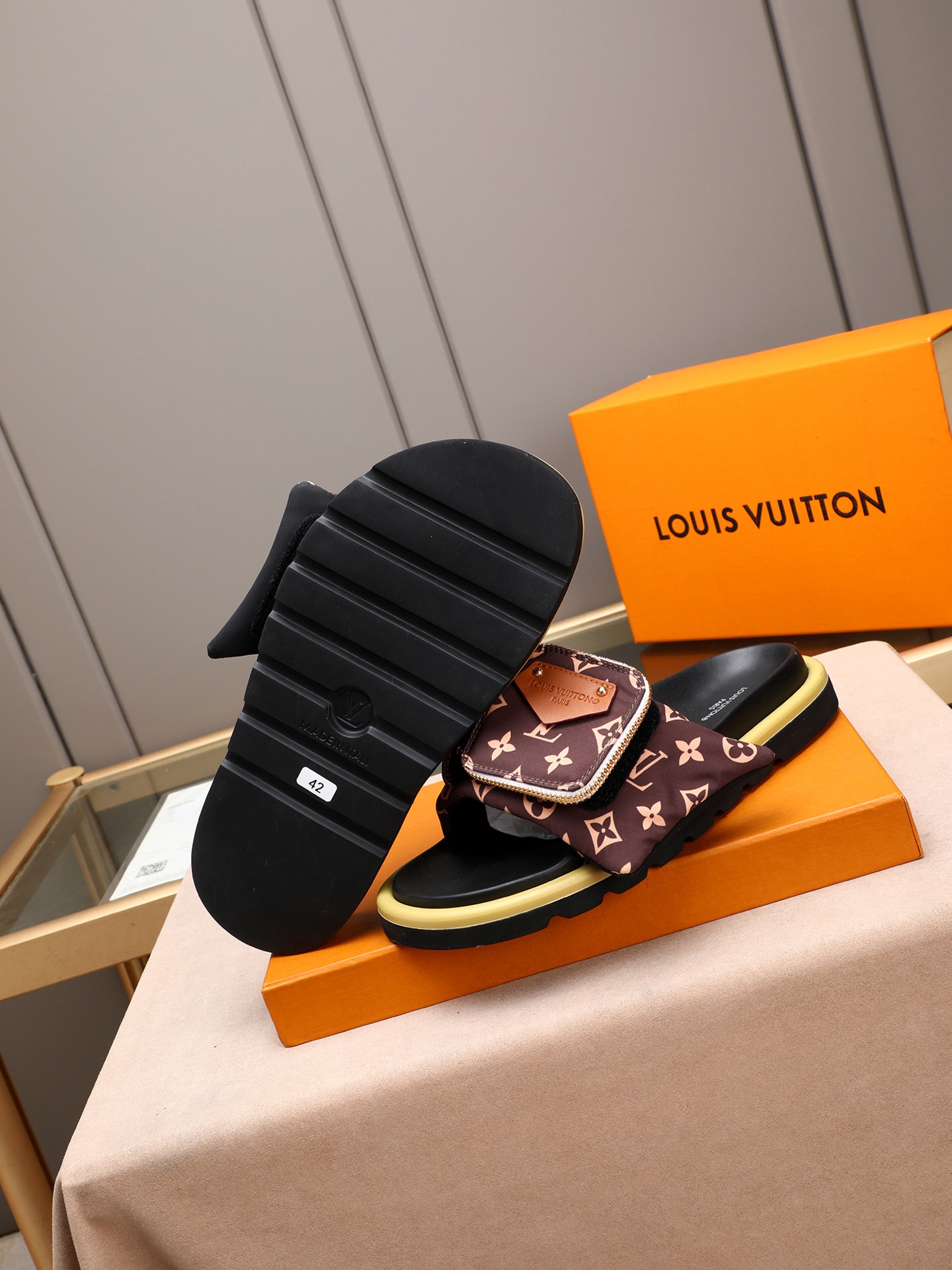 LV 高仿 男款 Monogram口袋設計休閒拖鞋 棕色印花 清新款| 14 LV 高仿 男款 Monogram口袋設計休閒拖鞋 棕色印花 清新款