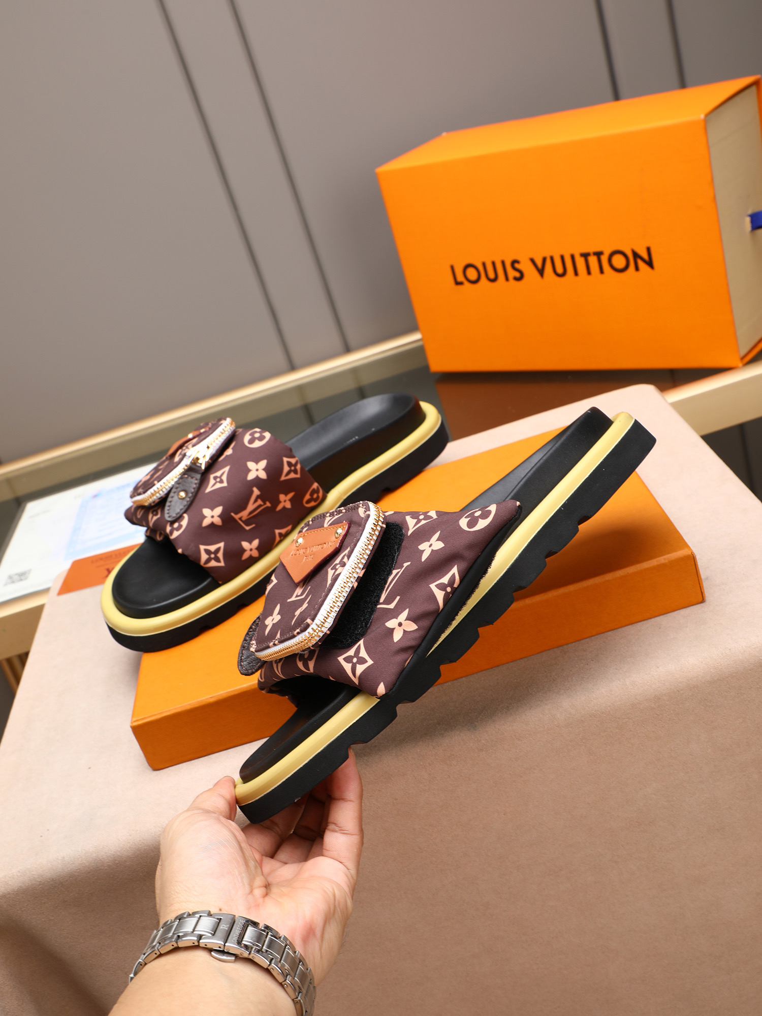 LV 高仿 男款 Monogram口袋設計休閒拖鞋 棕色印花 清新款| 13 LV 高仿 男款 Monogram口袋設計休閒拖鞋 棕色印花 清新款