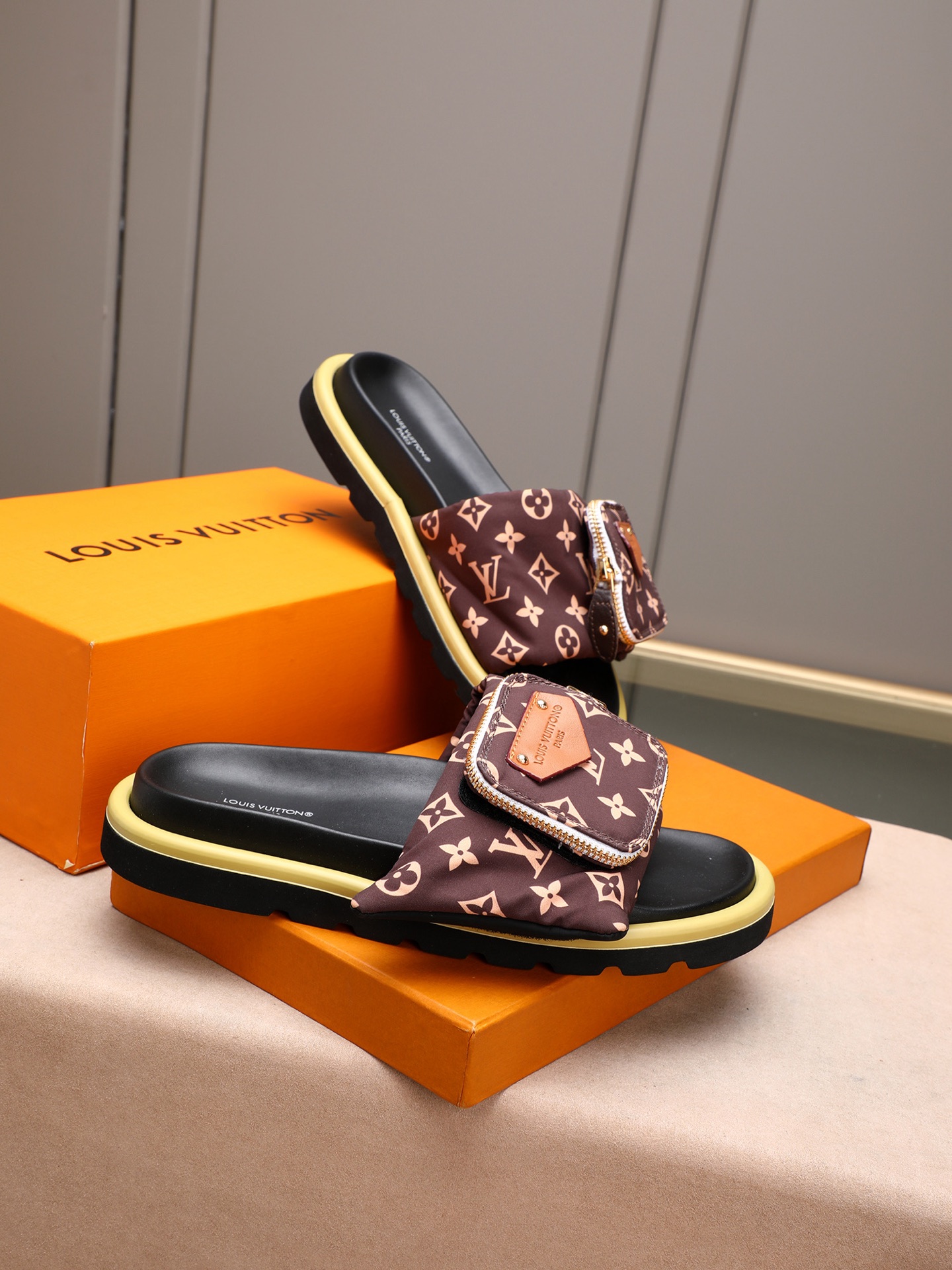 LV 高仿 男款 Monogram口袋設計休閒拖鞋 棕色印花 清新款| 12 LV 高仿 男款 Monogram口袋設計休閒拖鞋 棕色印花 清新款