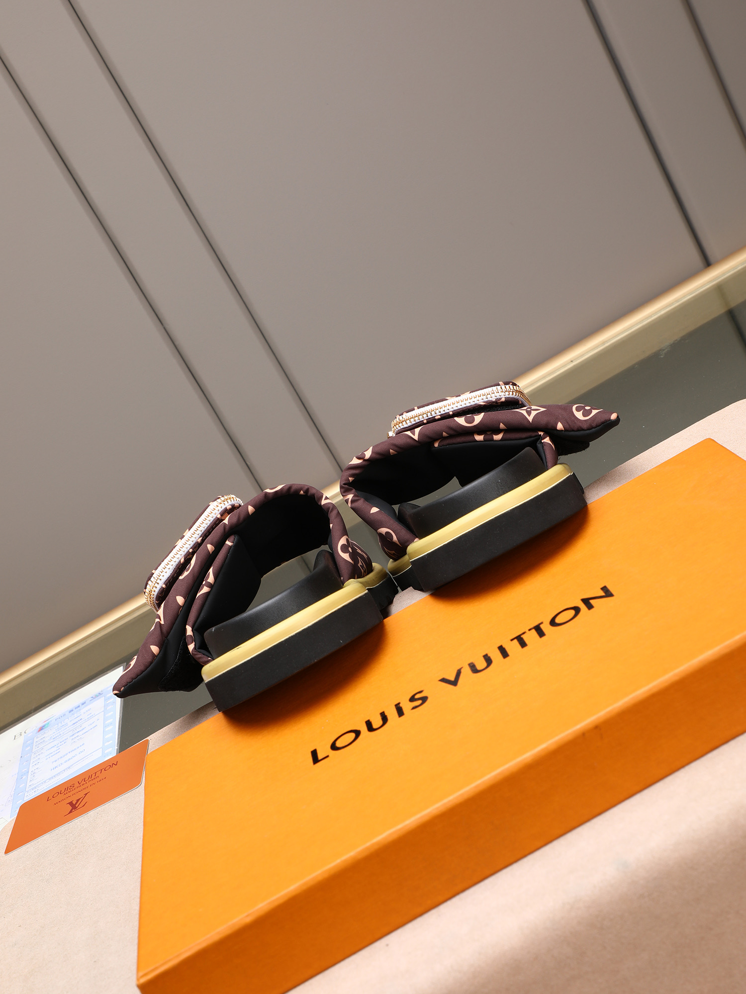 LV 高仿 男款 Monogram口袋設計休閒拖鞋 棕色印花 清新款| 11 LV 高仿 男款 Monogram口袋設計休閒拖鞋 棕色印花 清新款