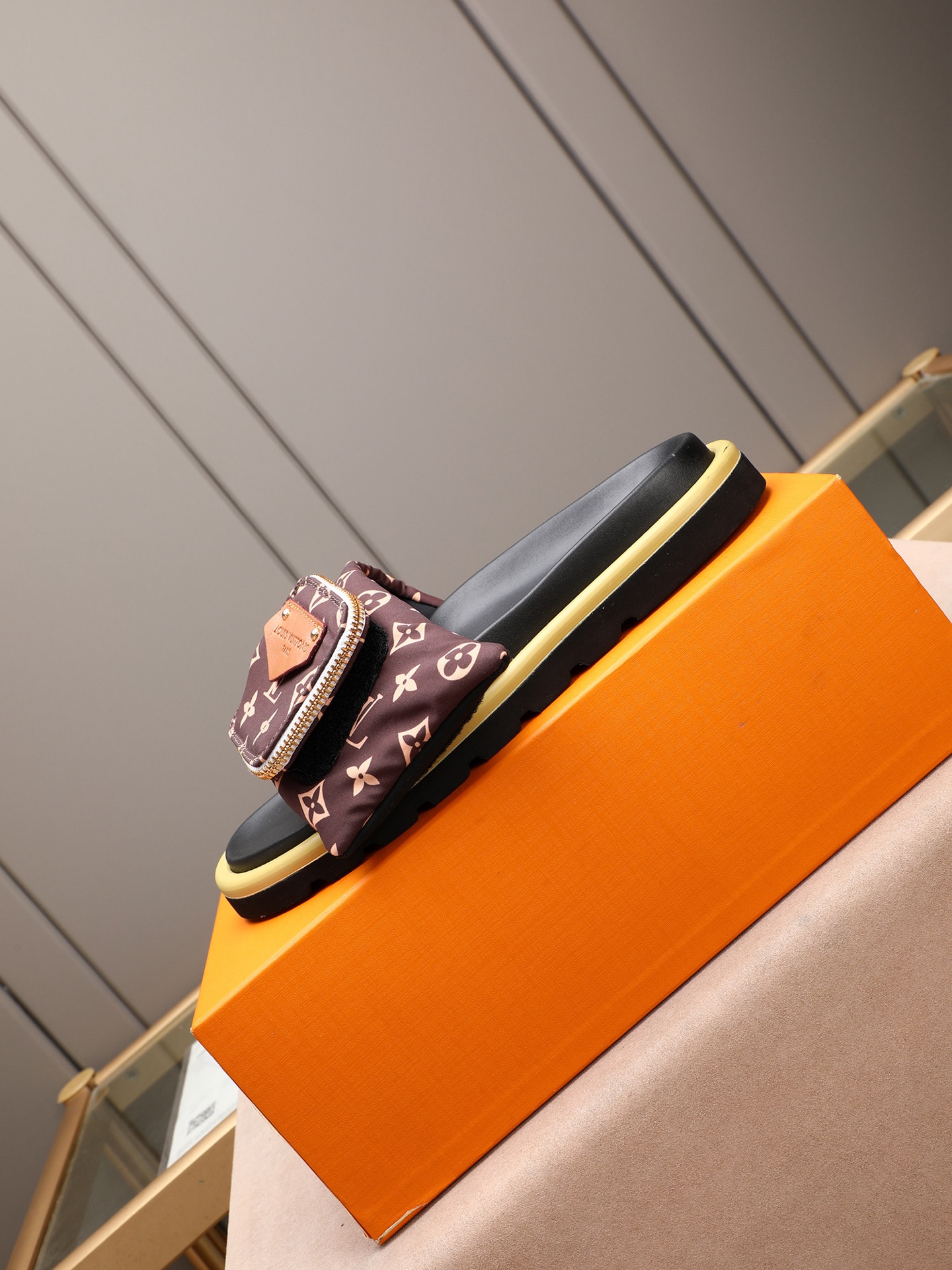 LV 高仿 男款 Monogram口袋設計休閒拖鞋 棕色印花 清新款| 10 LV 高仿 男款 Monogram口袋設計休閒拖鞋 棕色印花 清新款