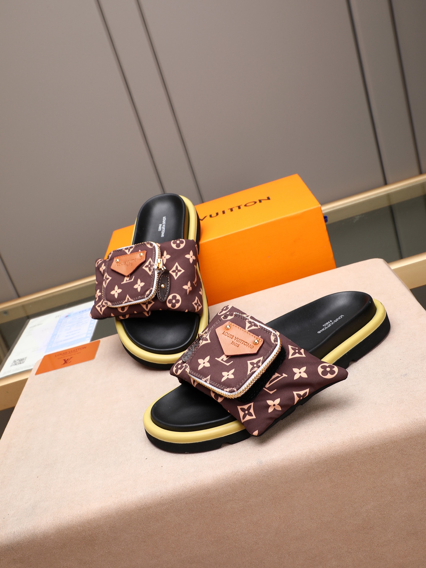 LV 高仿 男款 Monogram口袋設計休閒拖鞋 棕色印花 清新款| 9 LV 高仿 男款 Monogram口袋設計休閒拖鞋 棕色印花 清新款