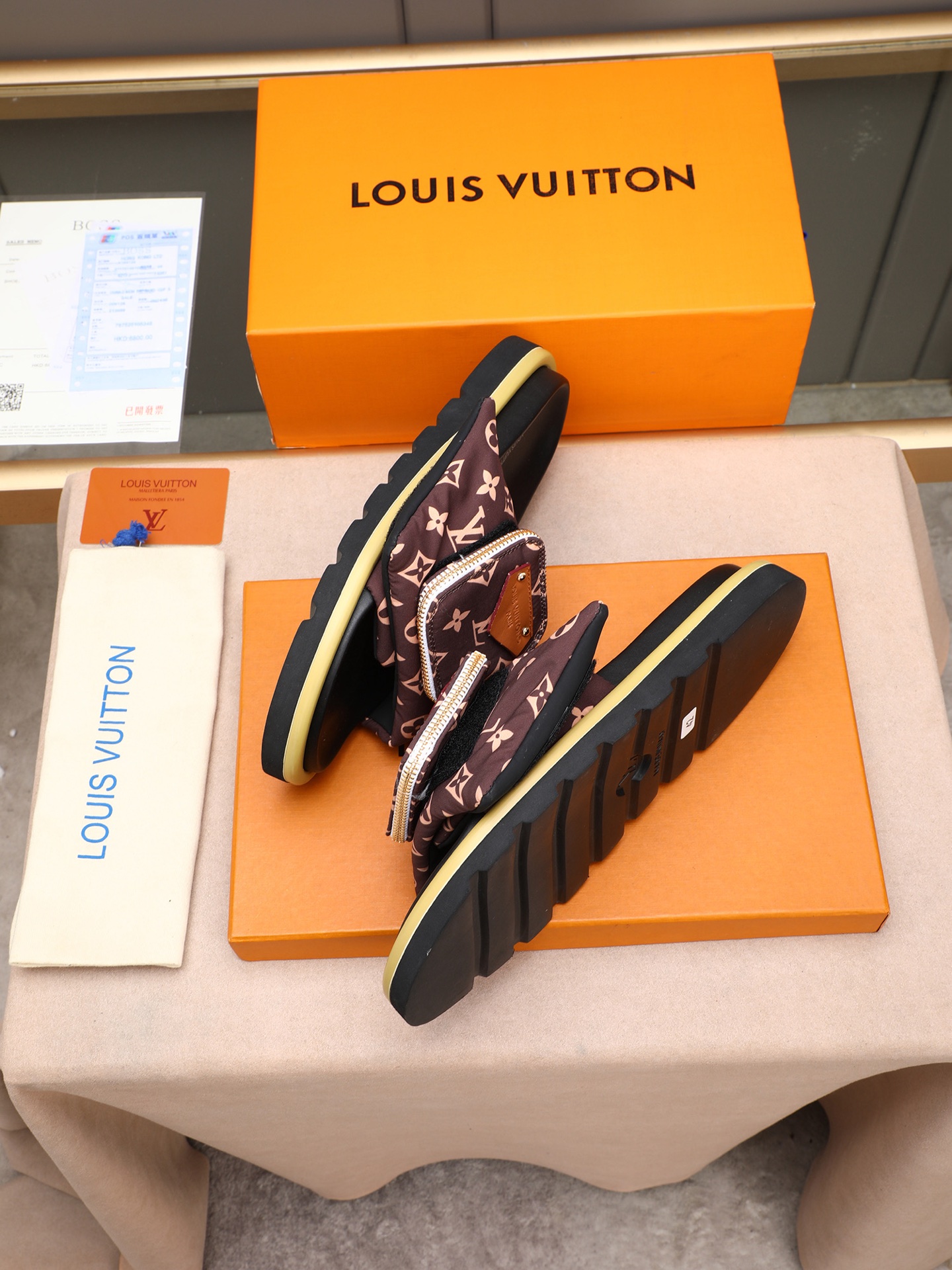 LV 高仿 男款 Monogram口袋設計休閒拖鞋 棕色印花 清新款| 8 LV 高仿 男款 Monogram口袋設計休閒拖鞋 棕色印花 清新款