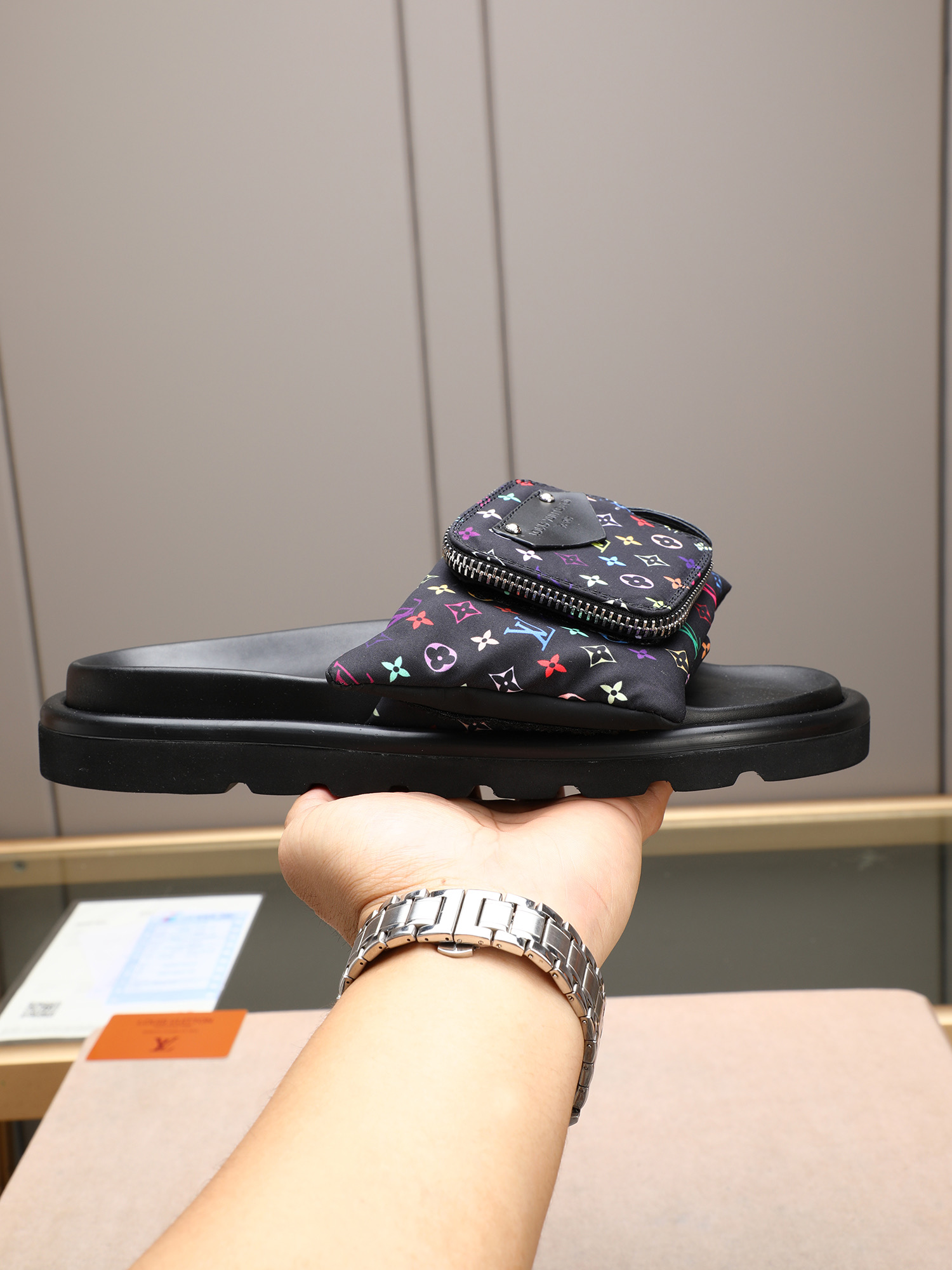 LV 原單 男款 Monogram黑色口袋拖鞋 經典印花設計 休閒百搭| 6 LV 原單 男款 Monogram黑色口袋拖鞋 經典印花設計 休閒百搭