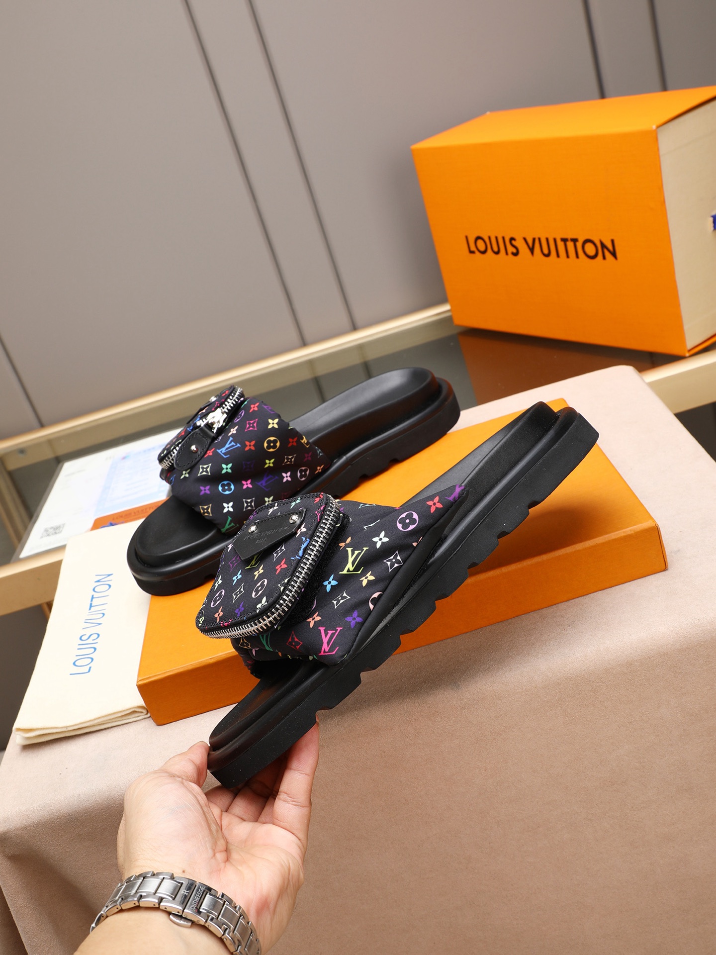 LV 原單 男款 Monogram黑色口袋拖鞋 經典印花設計 休閒百搭| 14 LV 原單 男款 Monogram黑色口袋拖鞋 經典印花設計 休閒百搭