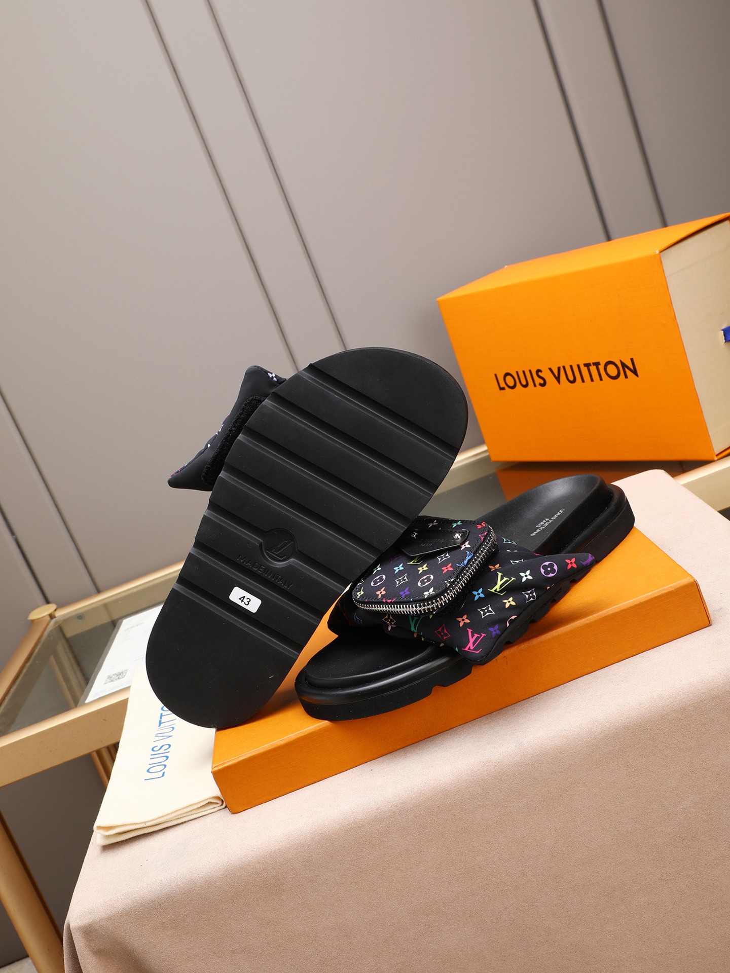 LV 原單 男款 Monogram黑色口袋拖鞋 經典印花設計 休閒百搭| 13 LV 原單 男款 Monogram黑色口袋拖鞋 經典印花設計 休閒百搭