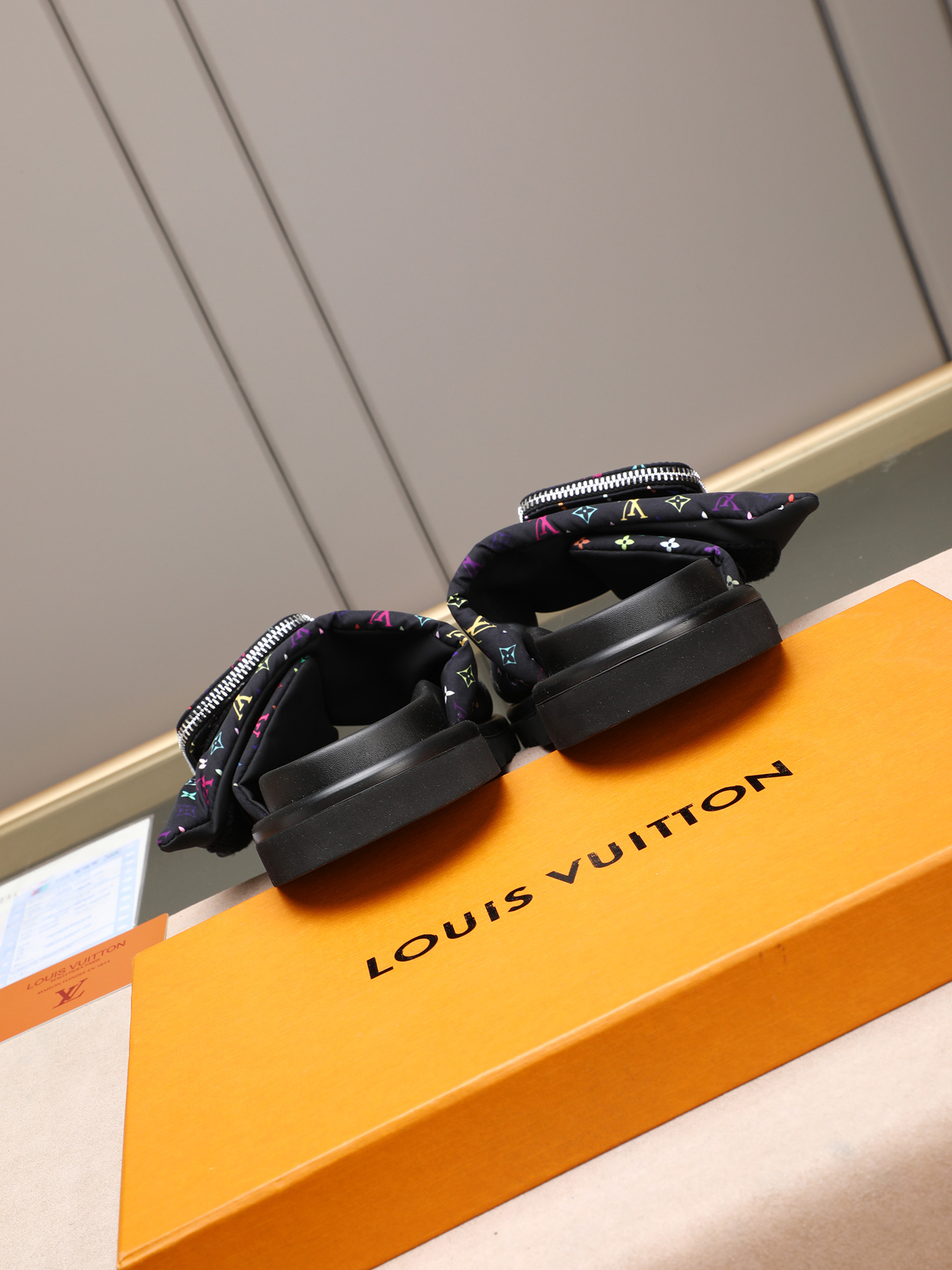 LV 原單 男款 Monogram黑色口袋拖鞋 經典印花設計 休閒百搭| 11 LV 原單 男款 Monogram黑色口袋拖鞋 經典印花設計 休閒百搭