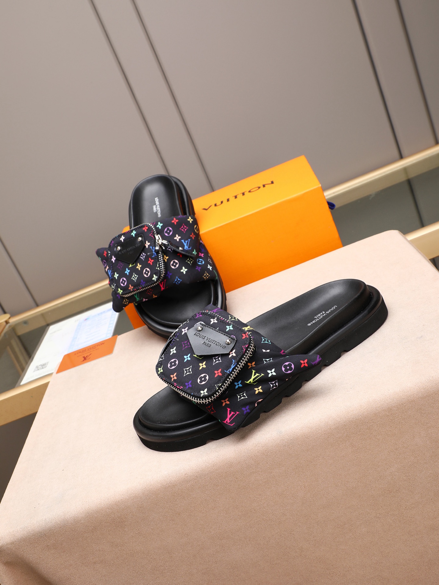 LV 原單 男款 Monogram黑色口袋拖鞋 經典印花設計 休閒百搭| 7 LV 原單 男款 Monogram黑色口袋拖鞋 經典印花設計 休閒百搭