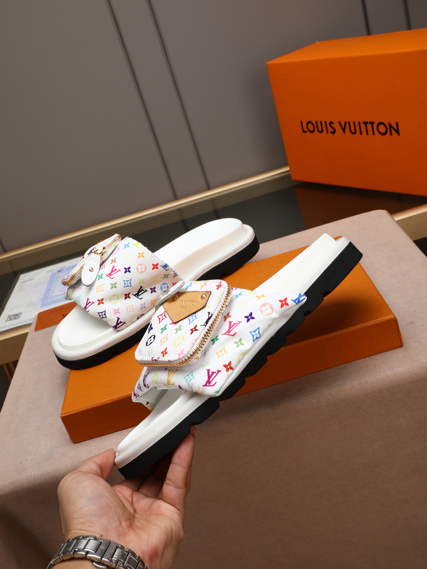 LV 高仿 男款 Monogram白彩印花休閒拖鞋 清爽輕奢風 夏季款| 14 LV 高仿 男款 Monogram白彩印花休閒拖鞋 清爽輕奢風 夏季款