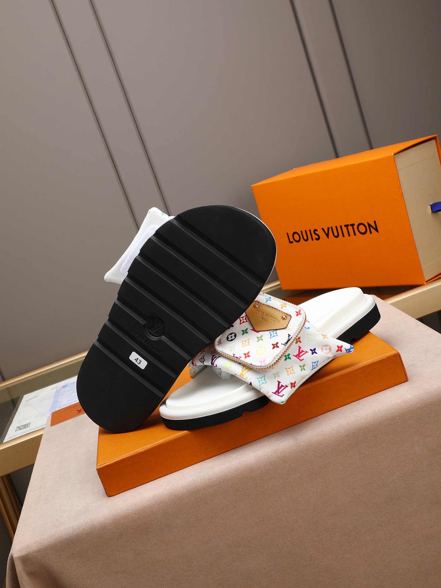 LV 高仿 男款 Monogram白彩印花休閒拖鞋 清爽輕奢風 夏季款| 13 LV 高仿 男款 Monogram白彩印花休閒拖鞋 清爽輕奢風 夏季款