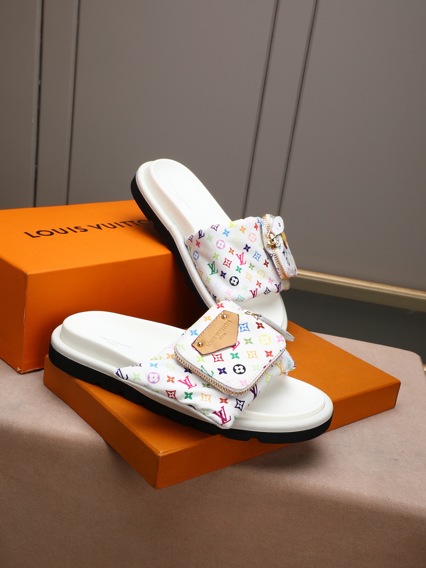 LV 高仿 男款 Monogram白彩印花休閒拖鞋 清爽輕奢風 夏季款| 12 LV 高仿 男款 Monogram白彩印花休閒拖鞋 清爽輕奢風 夏季款