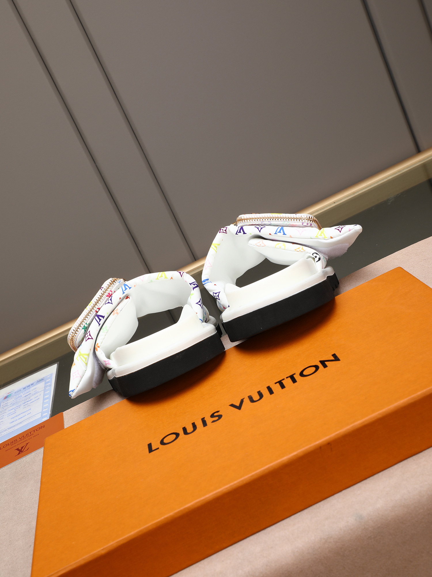LV 高仿 男款 Monogram白彩印花休閒拖鞋 清爽輕奢風 夏季款| 11 LV 高仿 男款 Monogram白彩印花休閒拖鞋 清爽輕奢風 夏季款
