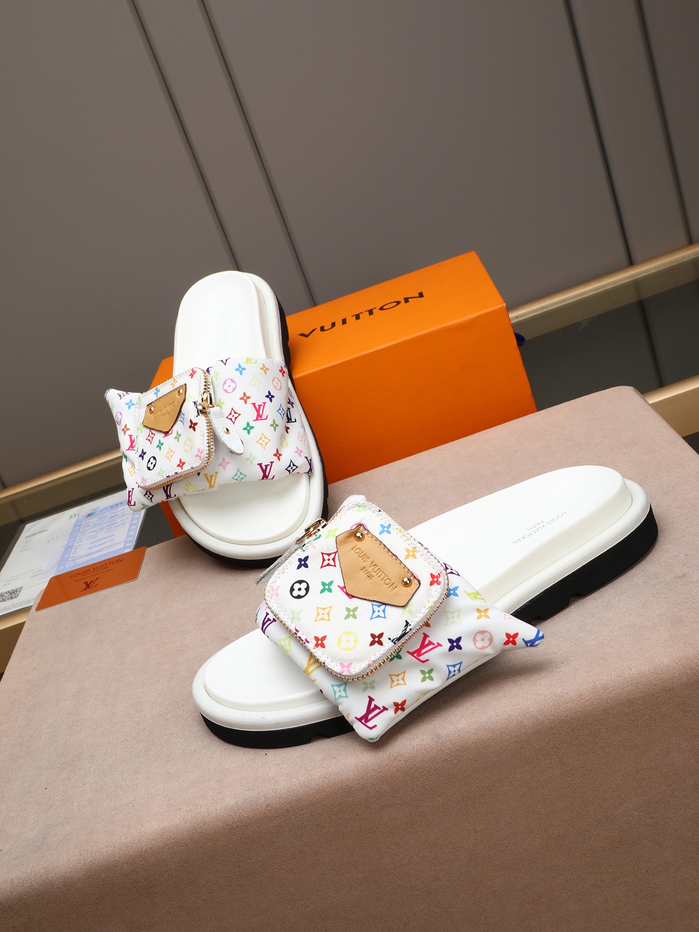 LV 高仿 男款 Monogram白彩印花休閒拖鞋 清爽輕奢風 夏季款| 8 LV 高仿 男款 Monogram白彩印花休閒拖鞋 清爽輕奢風 夏季款