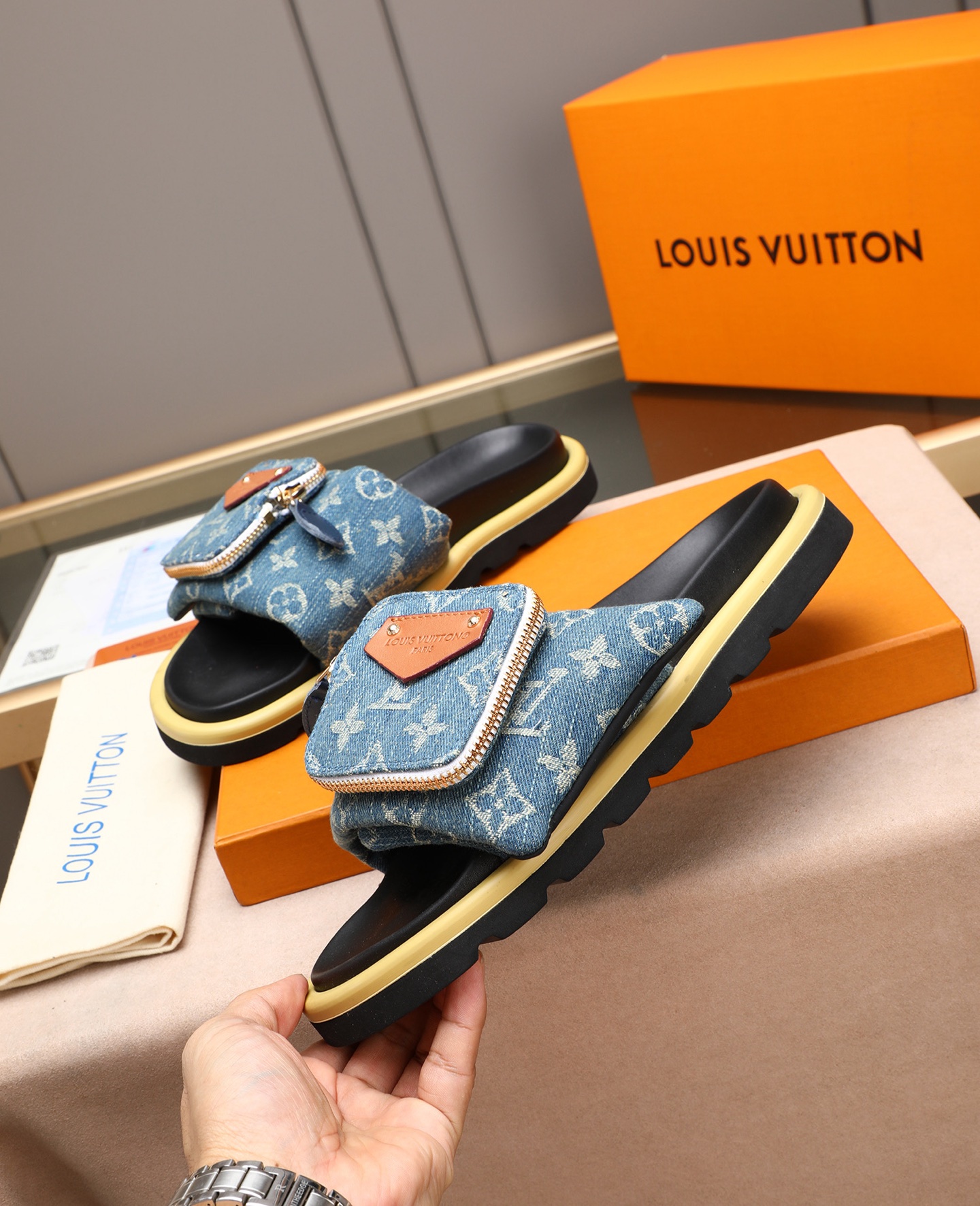 LV 一比一 男款 丹寧Monogram口袋拖鞋 牛仔藍設計 潮流個性款| 14 LV 一比一 男款 丹寧Monogram口袋拖鞋 牛仔藍設計 潮流個性款