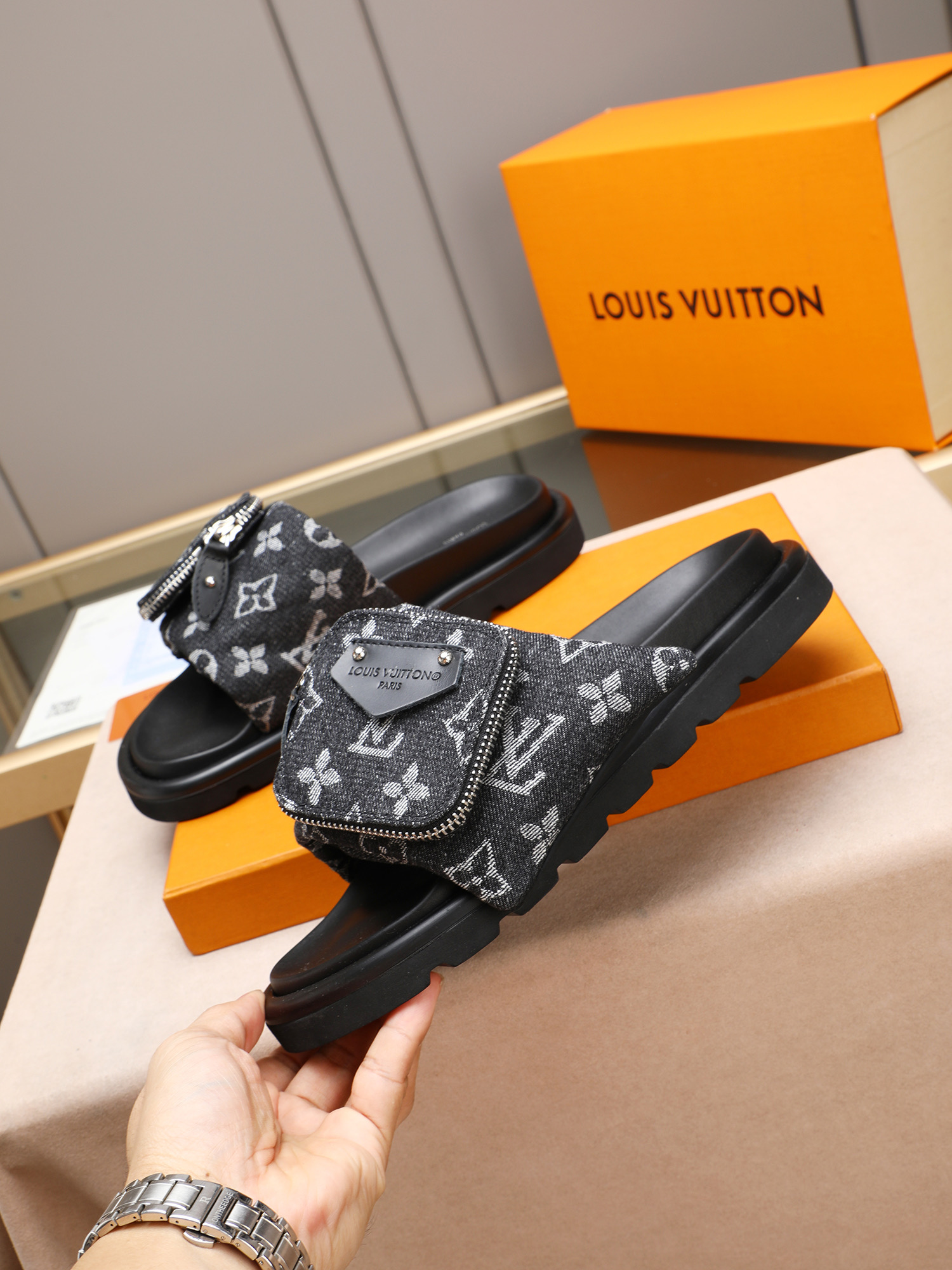 LV 高仿 男款 Monogram牛仔灰口袋拖鞋 深色丹寧設計 潮流款| 14 LV 高仿 男款 Monogram牛仔灰口袋拖鞋 深色丹寧設計 潮流款