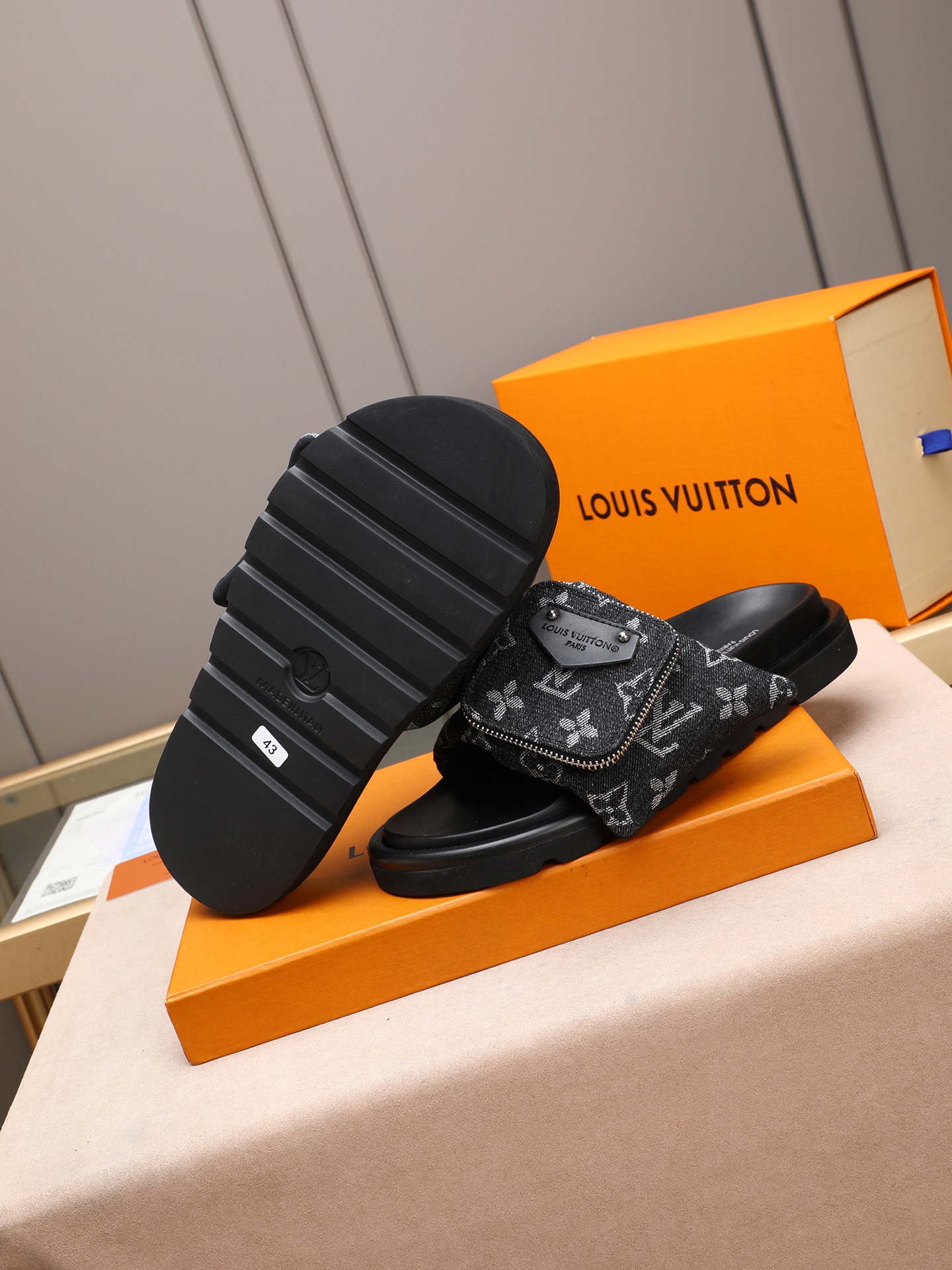 LV 高仿 男款 Monogram牛仔灰口袋拖鞋 深色丹寧設計 潮流款| 13 LV 高仿 男款 Monogram牛仔灰口袋拖鞋 深色丹寧設計 潮流款