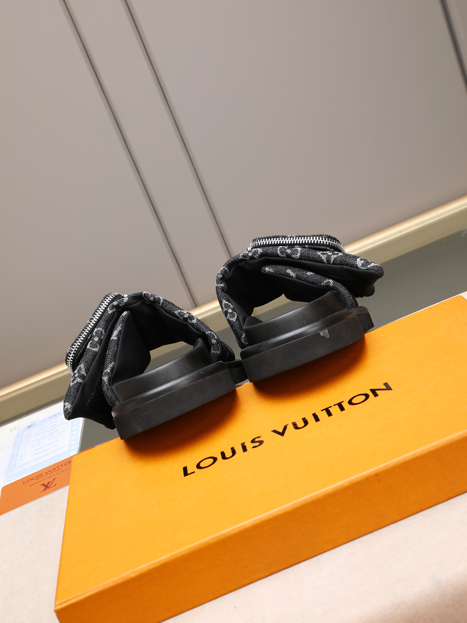LV 高仿 男款 Monogram牛仔灰口袋拖鞋 深色丹寧設計 潮流款| 11 LV 高仿 男款 Monogram牛仔灰口袋拖鞋 深色丹寧設計 潮流款