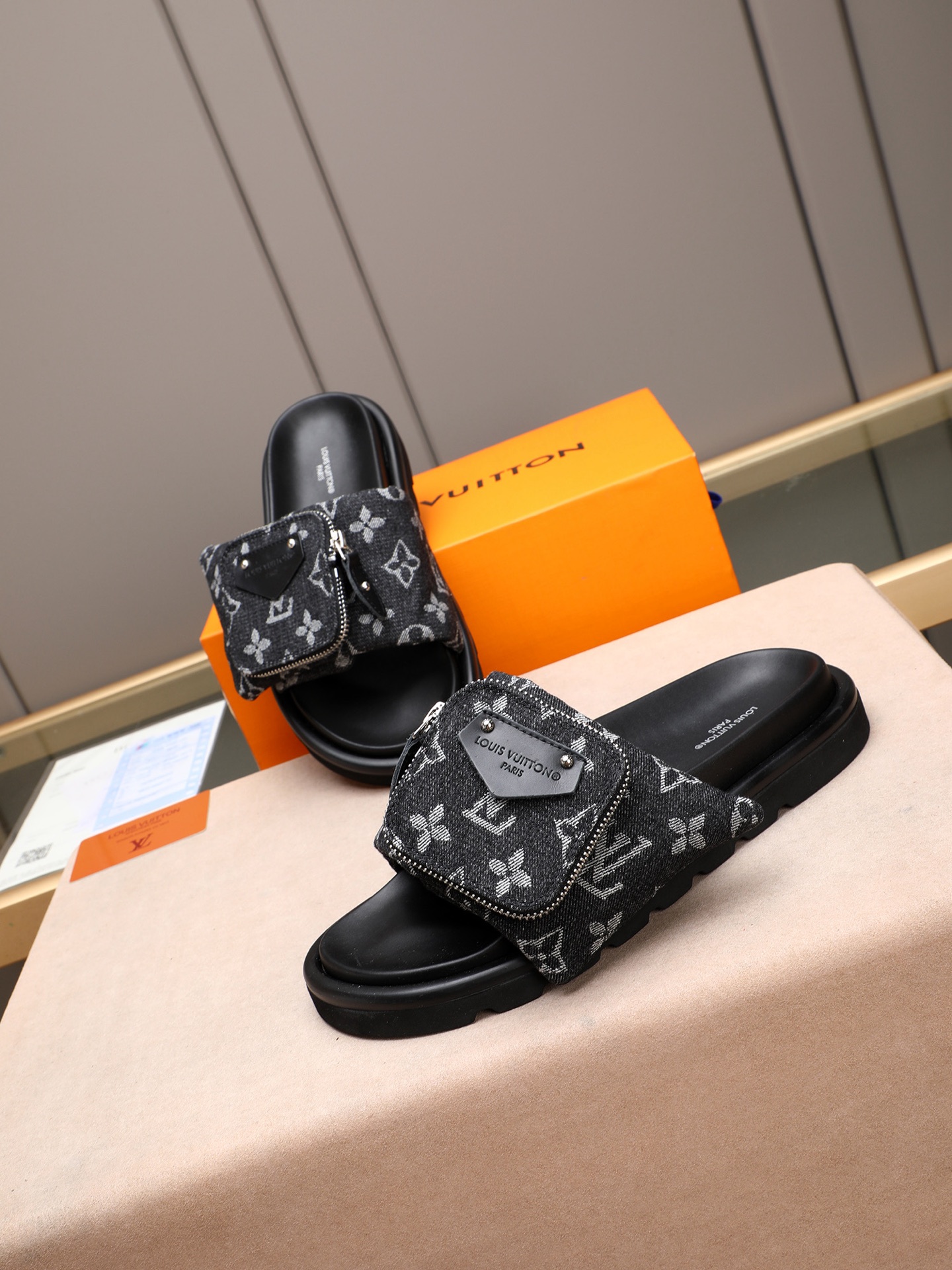 LV 高仿 男款 Monogram牛仔灰口袋拖鞋 深色丹寧設計 潮流款| 9 LV 高仿 男款 Monogram牛仔灰口袋拖鞋 深色丹寧設計 潮流款