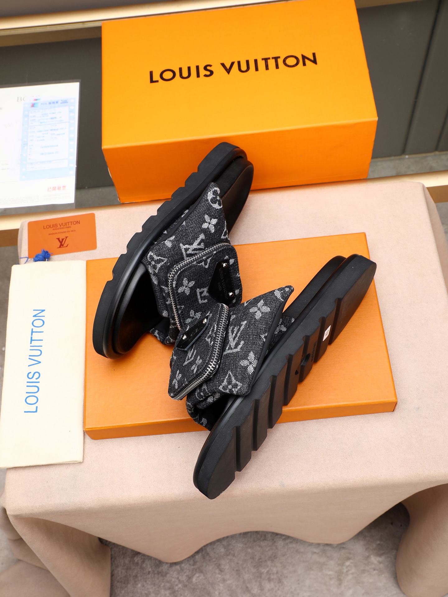 LV 高仿 男款 Monogram牛仔灰口袋拖鞋 深色丹寧設計 潮流款| 8 LV 高仿 男款 Monogram牛仔灰口袋拖鞋 深色丹寧設計 潮流款