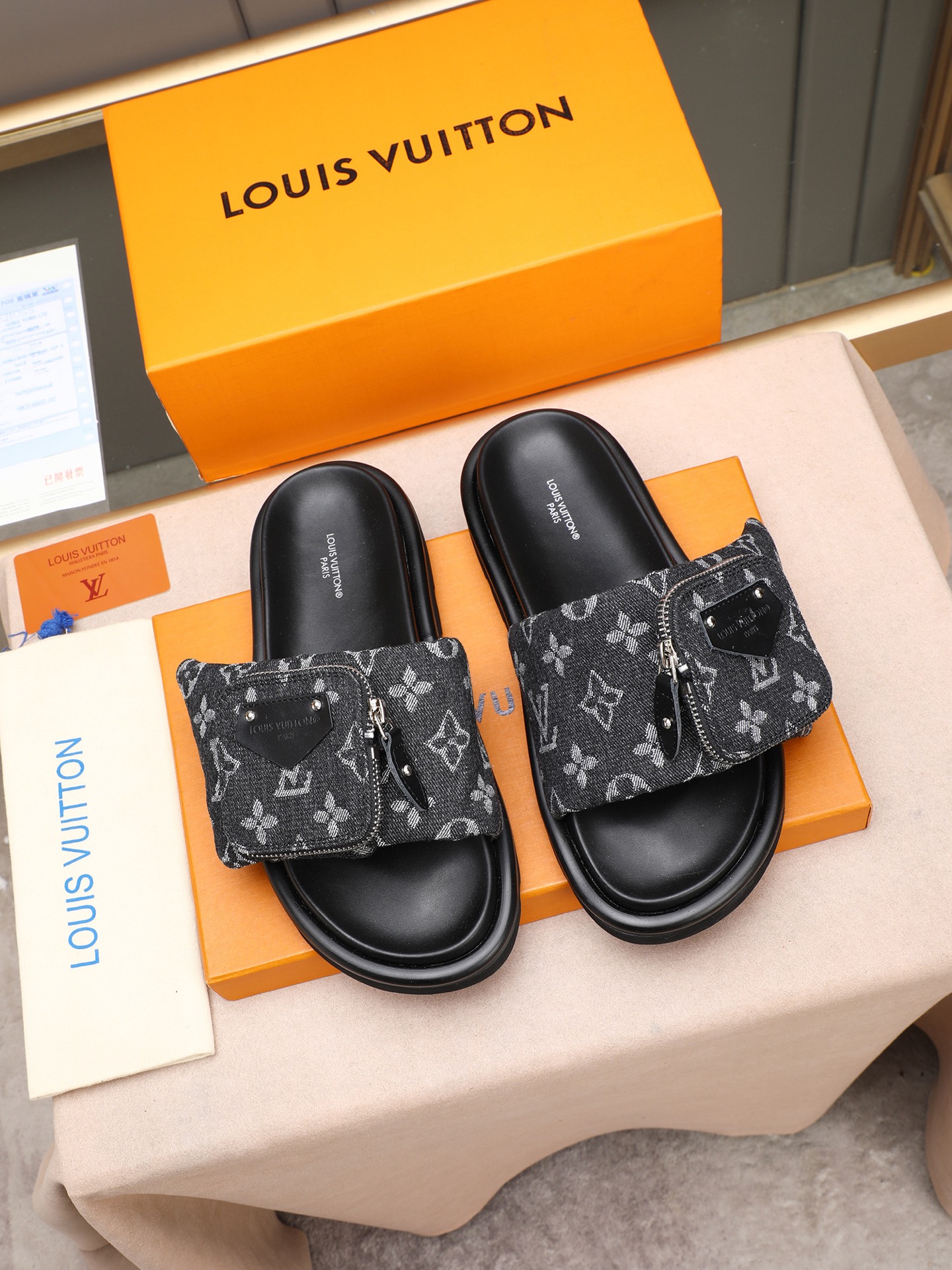 LV 高仿 男款 Monogram牛仔灰口袋拖鞋 深色丹寧設計 潮流款| 7 LV 高仿 男款 Monogram牛仔灰口袋拖鞋 深色丹寧設計 潮流款
