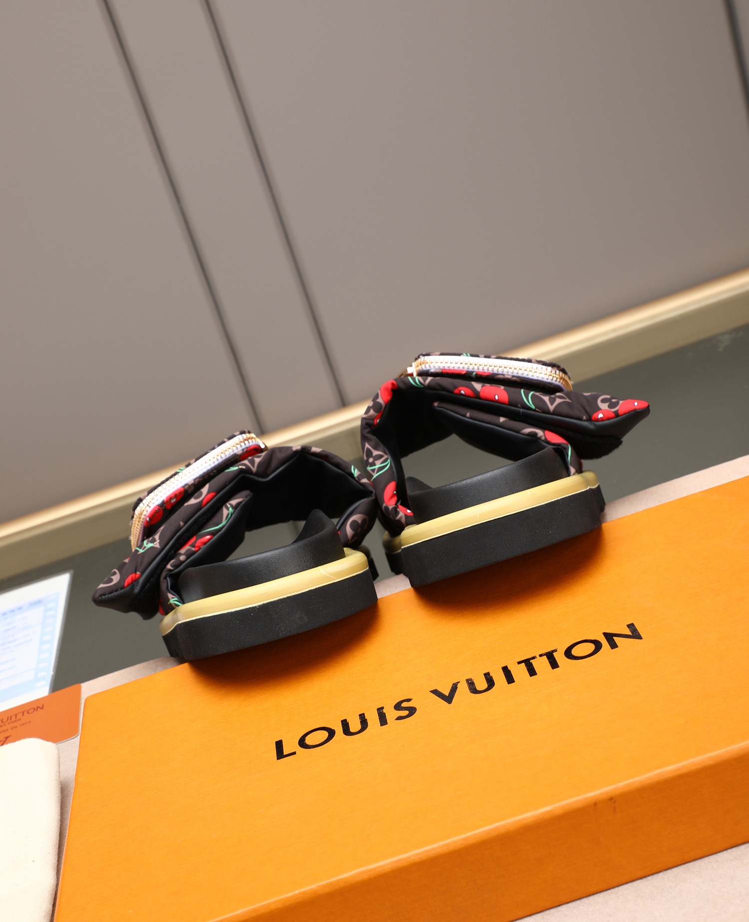 LV 高仿 女款 櫻桃印花口袋拖鞋 黑底可愛設計 夏日潮流款| 10 LV 高仿 女款 櫻桃印花口袋拖鞋 黑底可愛設計 夏日潮流款