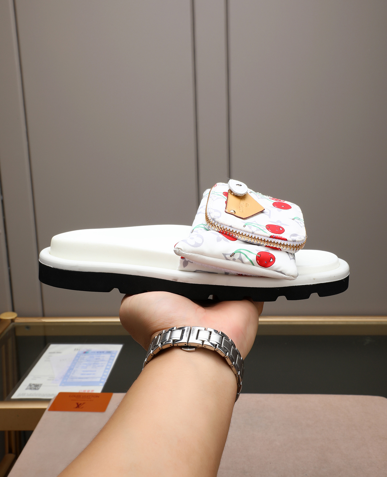 LV 高仿 女款 櫻桃印花拖鞋 白底清新設計 夏季百搭款| 6 LV 高仿 女款 櫻桃印花拖鞋 白底清新設計 夏季百搭款