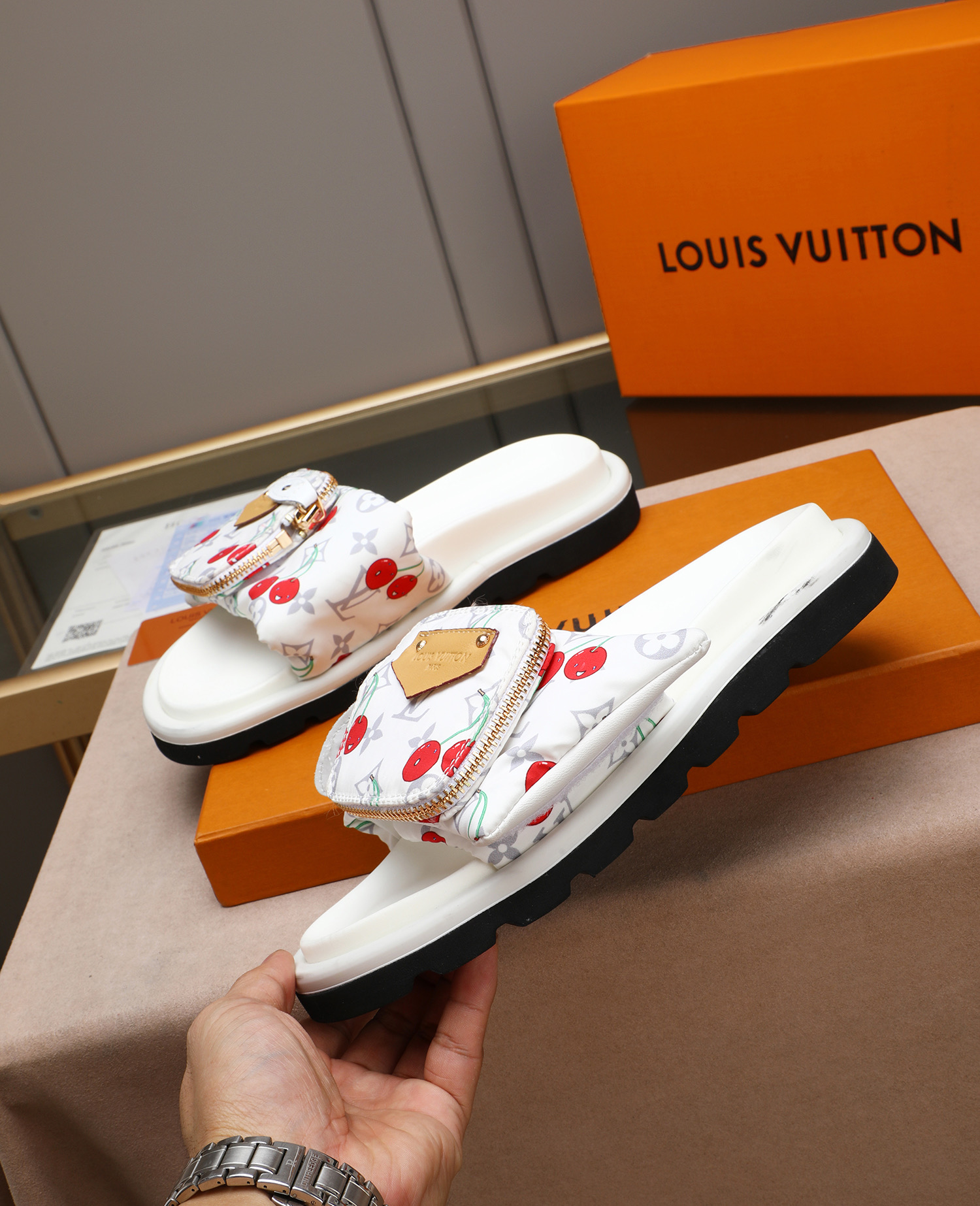 LV 高仿 女款 櫻桃印花拖鞋 白底清新設計 夏季百搭款| 14 LV 高仿 女款 櫻桃印花拖鞋 白底清新設計 夏季百搭款