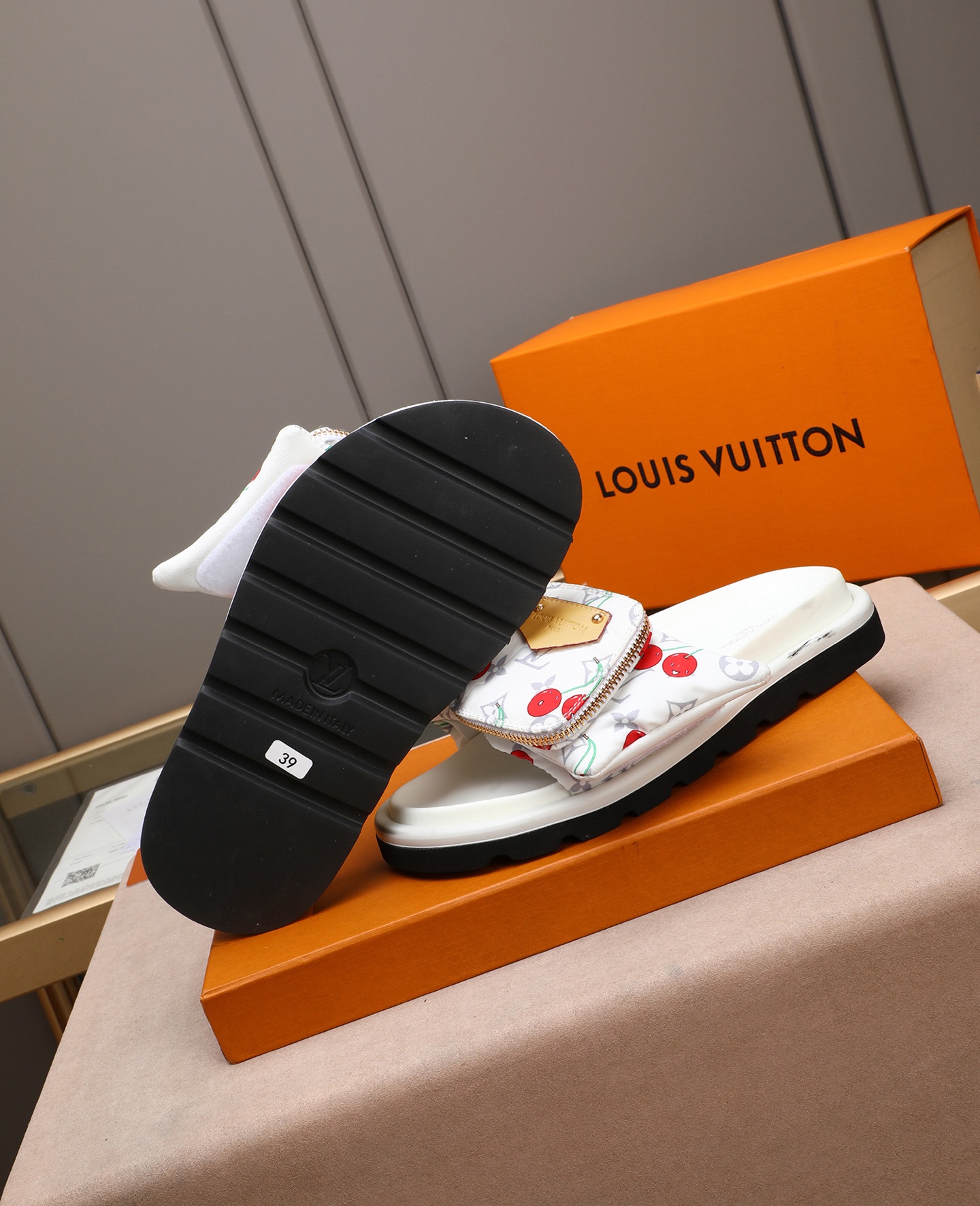 LV 高仿 女款 櫻桃印花拖鞋 白底清新設計 夏季百搭款| 13 LV 高仿 女款 櫻桃印花拖鞋 白底清新設計 夏季百搭款