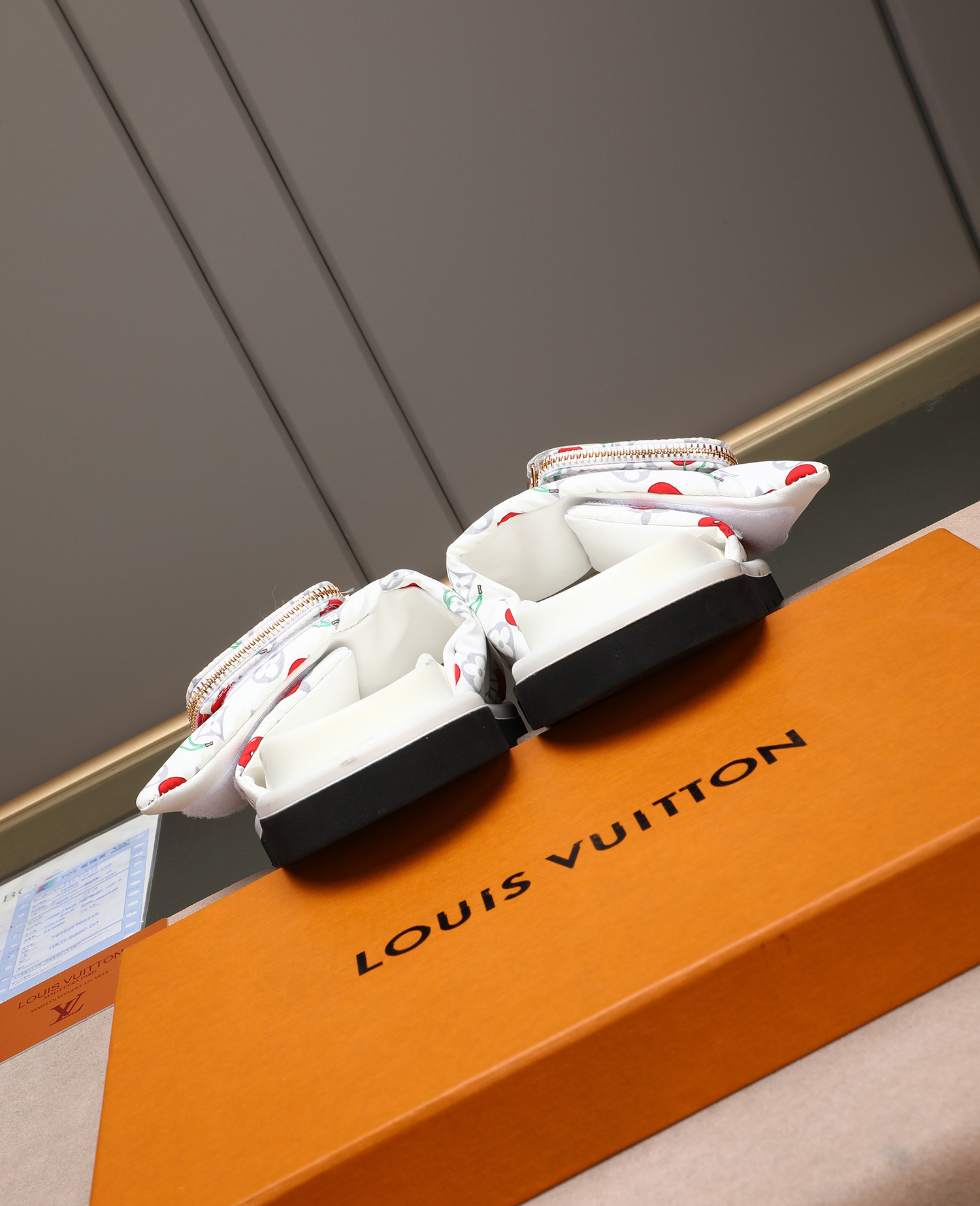 LV 高仿 女款 櫻桃印花拖鞋 白底清新設計 夏季百搭款| 11 LV 高仿 女款 櫻桃印花拖鞋 白底清新設計 夏季百搭款